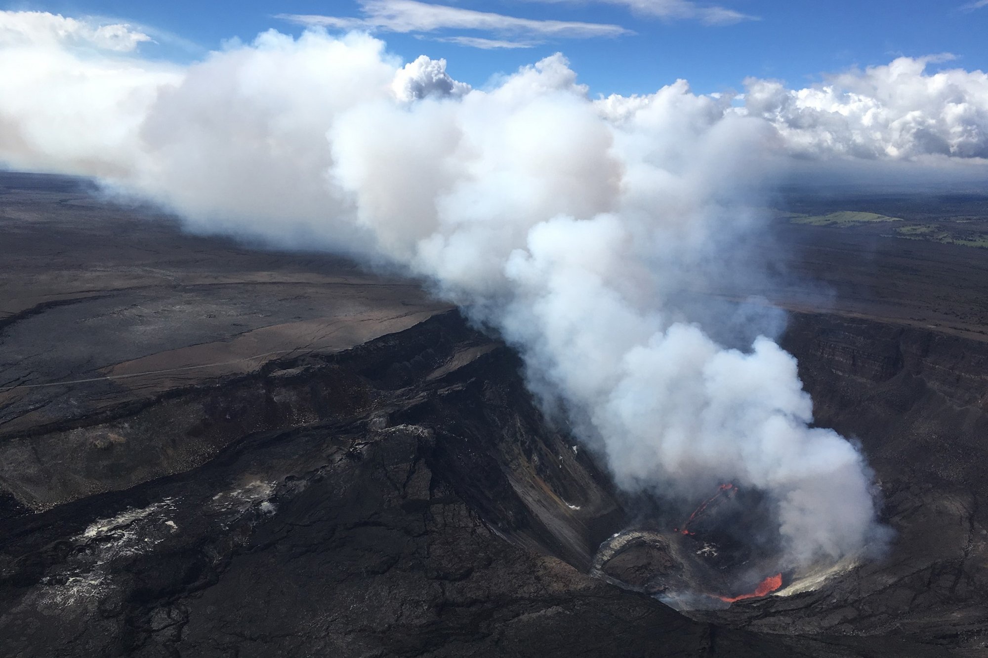 Lava lake forms, Hawaii volcano erupts, 2-year break, Astonishing sight, 2000x1340 HD Desktop