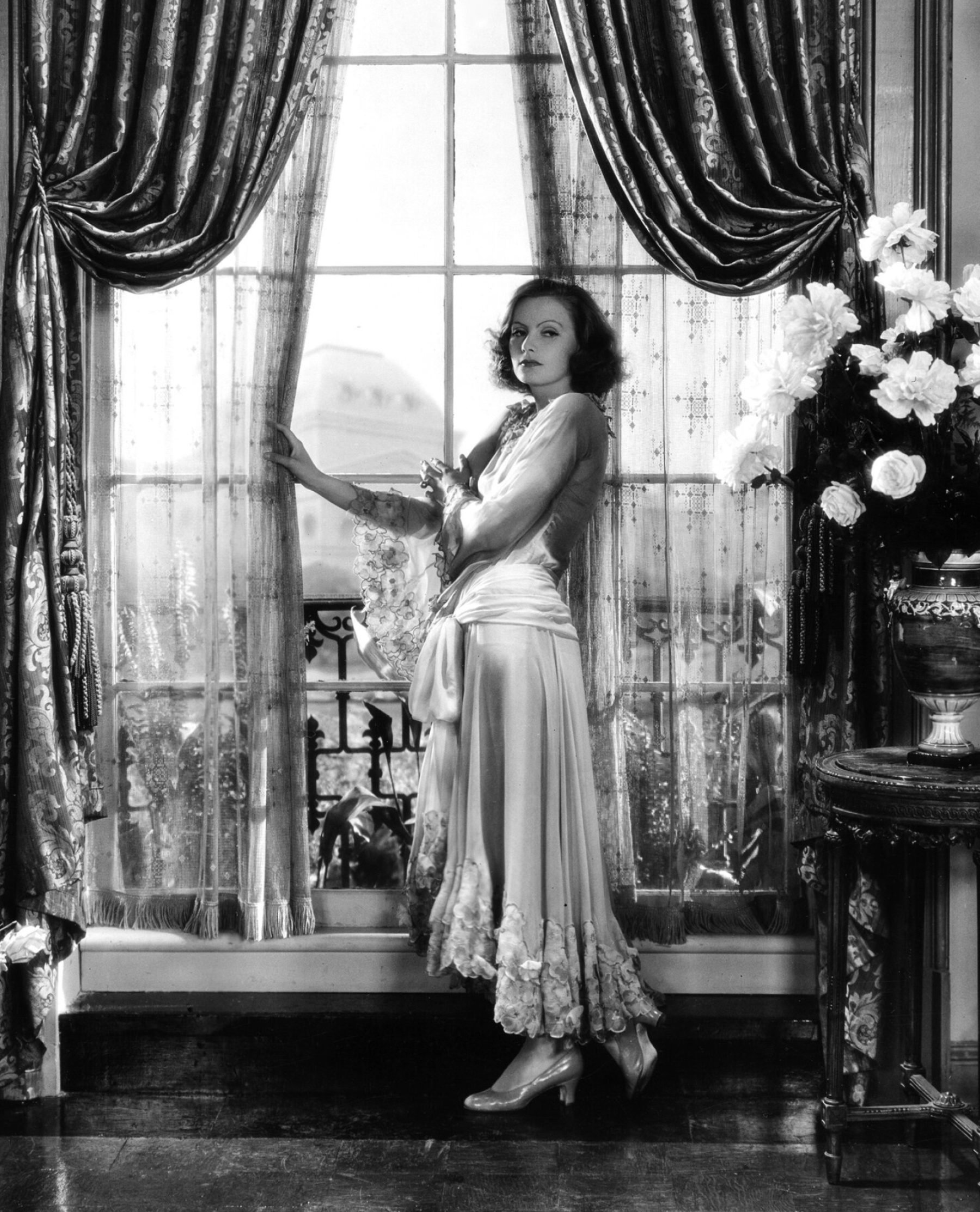 Greta Garbo, Book Review, The New York Times, 1800x2230 HD Phone
