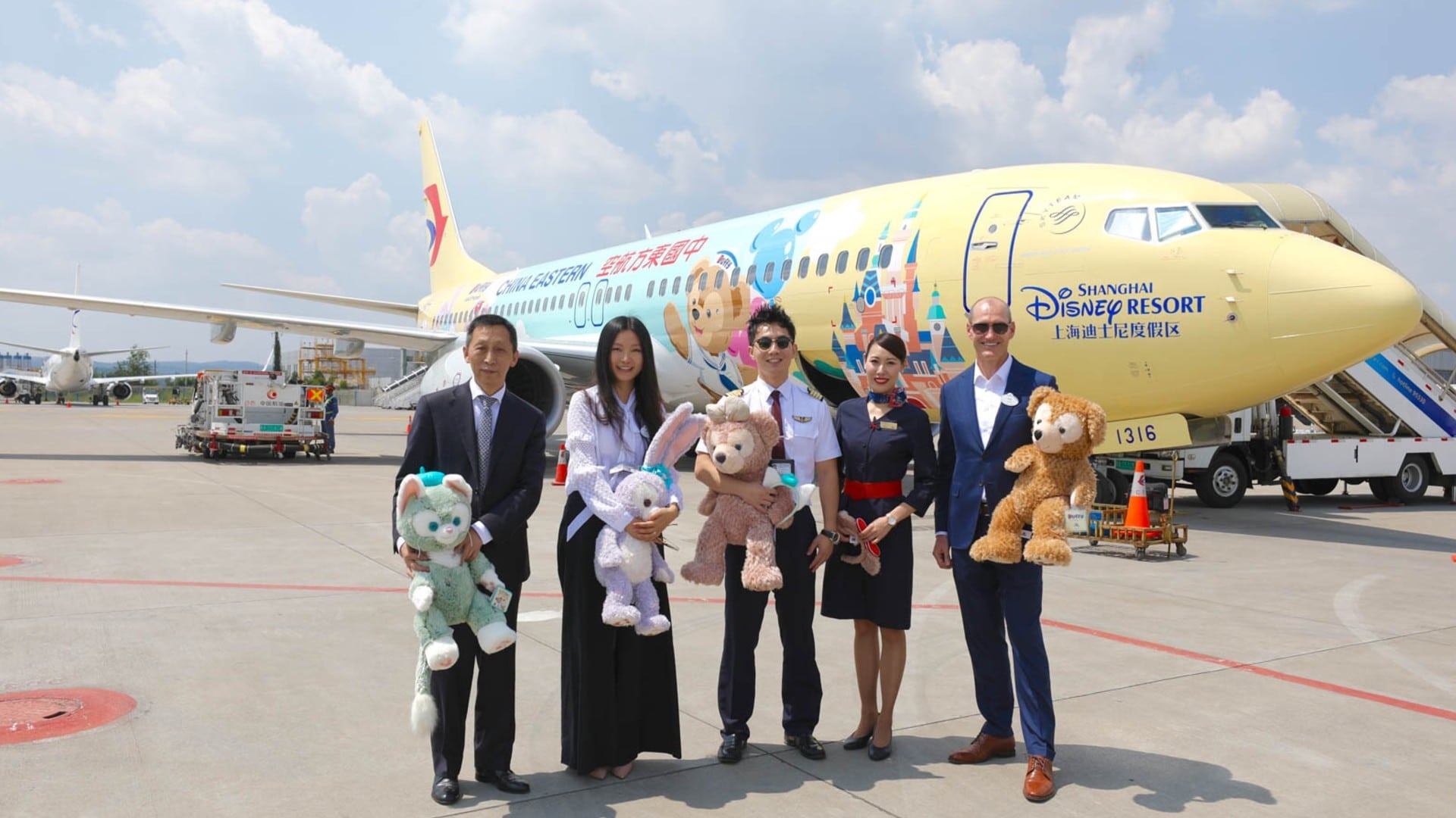 China Eastern Airlines, Shanghai Disney Resort, Duffy the Disney Bear, China Eastern Airlines, 1920x1080 Full HD Desktop