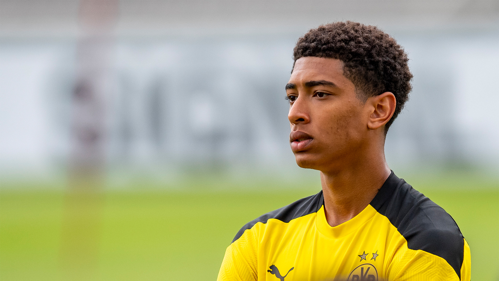 Jude Bellingham, Borussia Dortmund training jersey, Blurred football pitch background, Full HD Desktop wallpaper