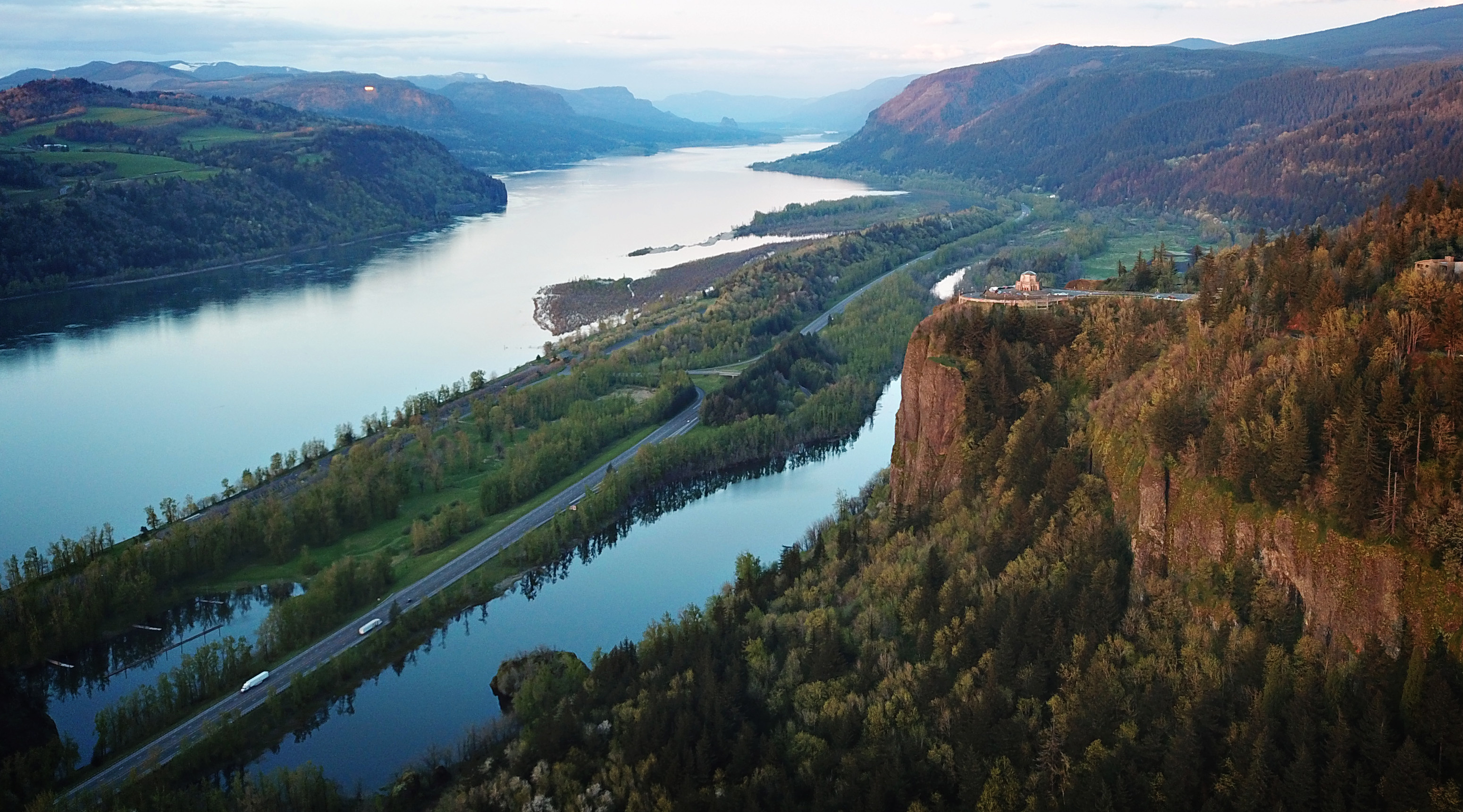 Columbia River, Majestic mountains, Free stock photo, Captivating body of water, 3100x1730 HD Desktop