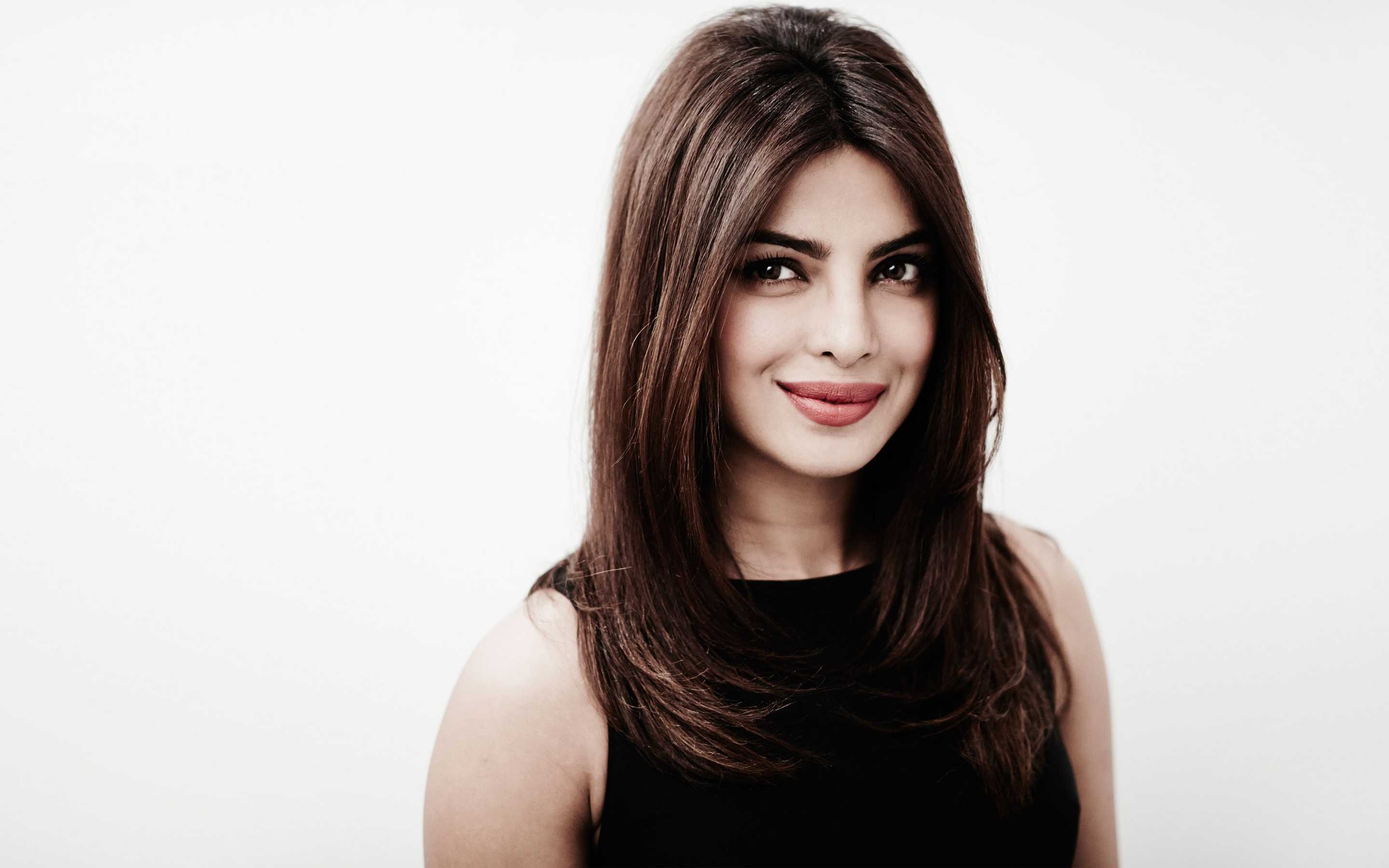 Priyanka Chopra, Celebrity beauty, 4K resolution, Glamorous photos, 2880x1800 HD Desktop