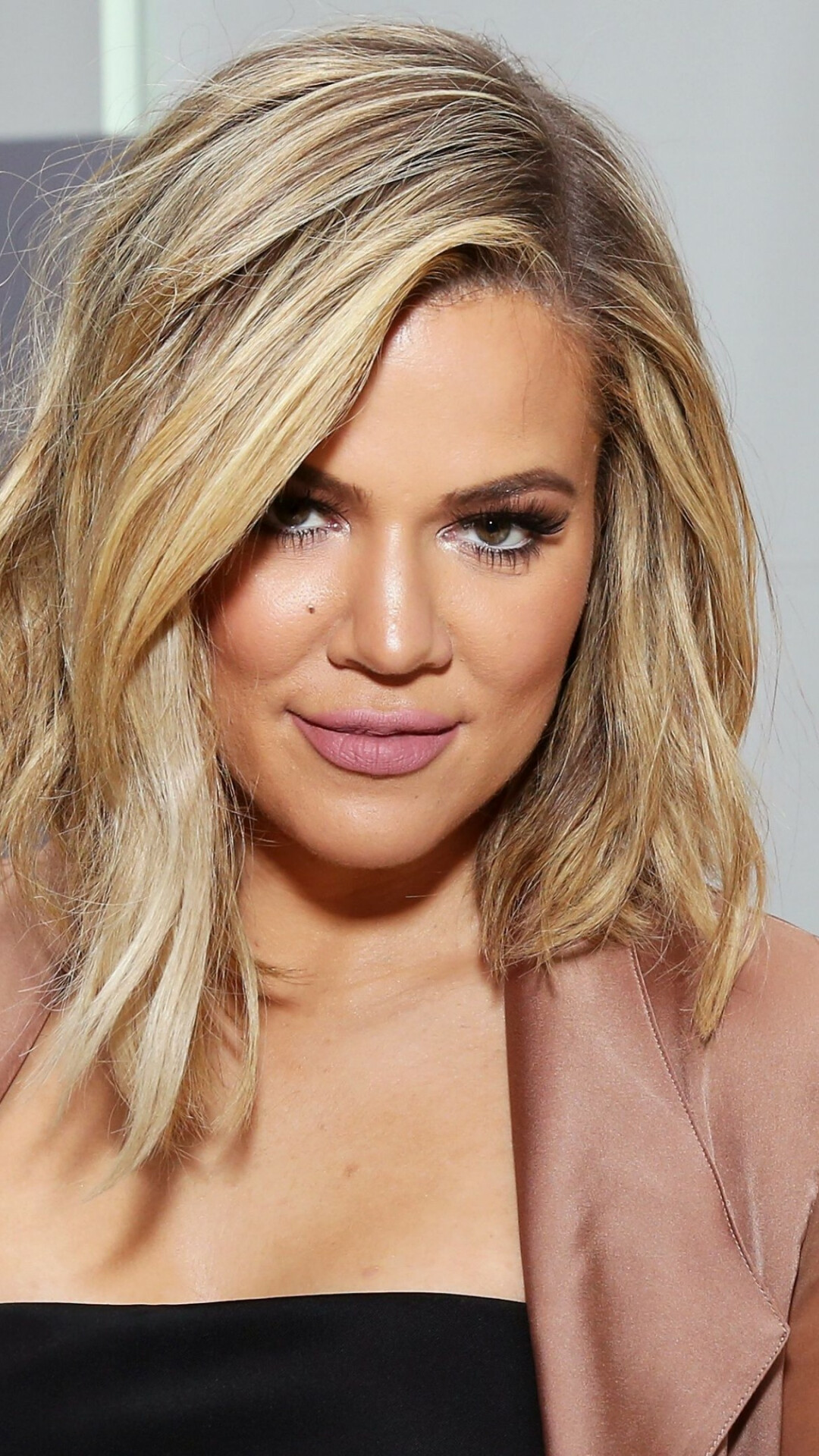 Khloe Kardashian, 4K beauty shot, Ultra HD wallpaper, Stunning visuals, 1080x1920 Full HD Phone