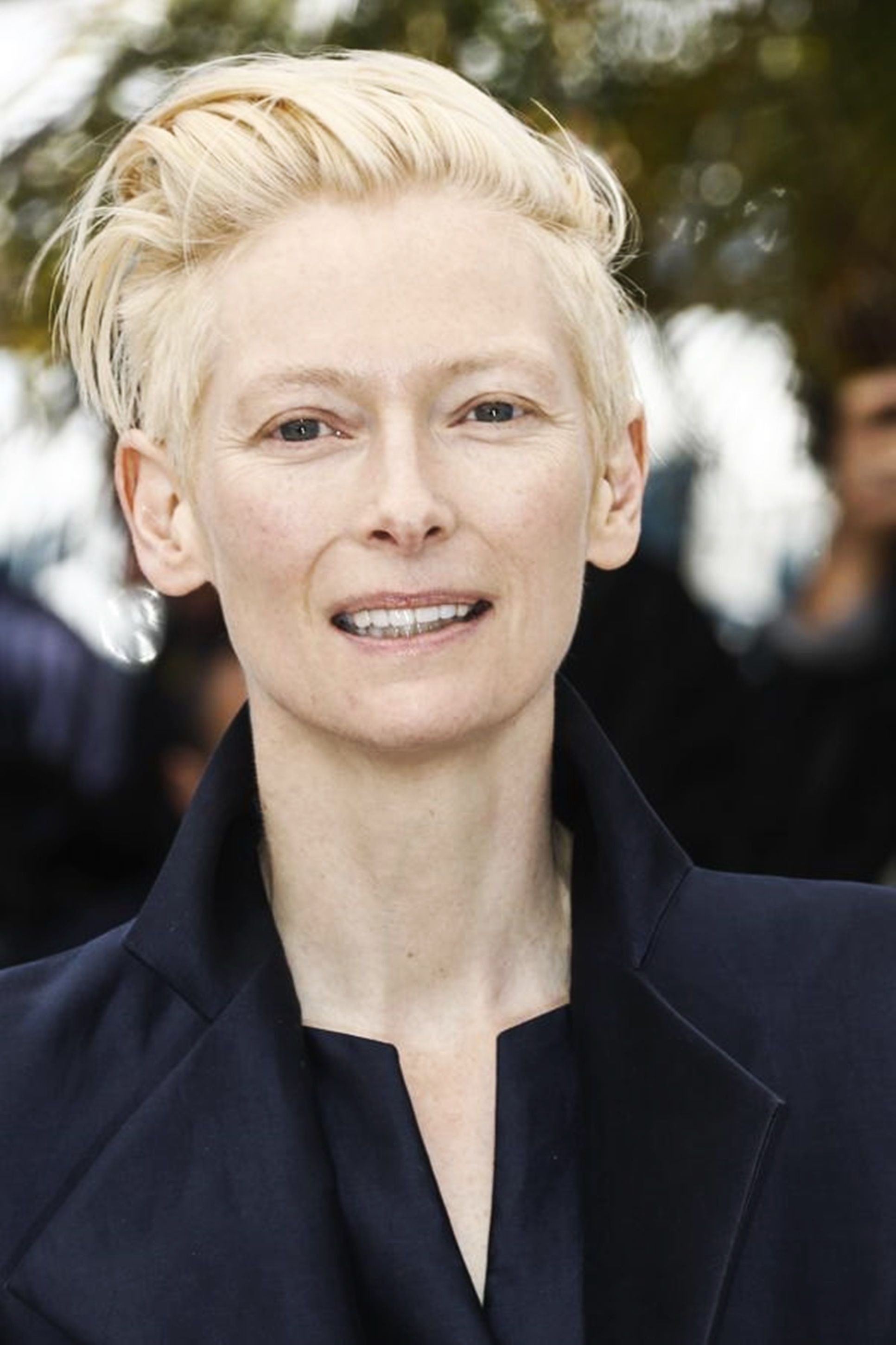 Tilda Swinton, Fashion icon, Lunastar1004 hairstyles, Fresh new look, 1940x2900 HD Phone