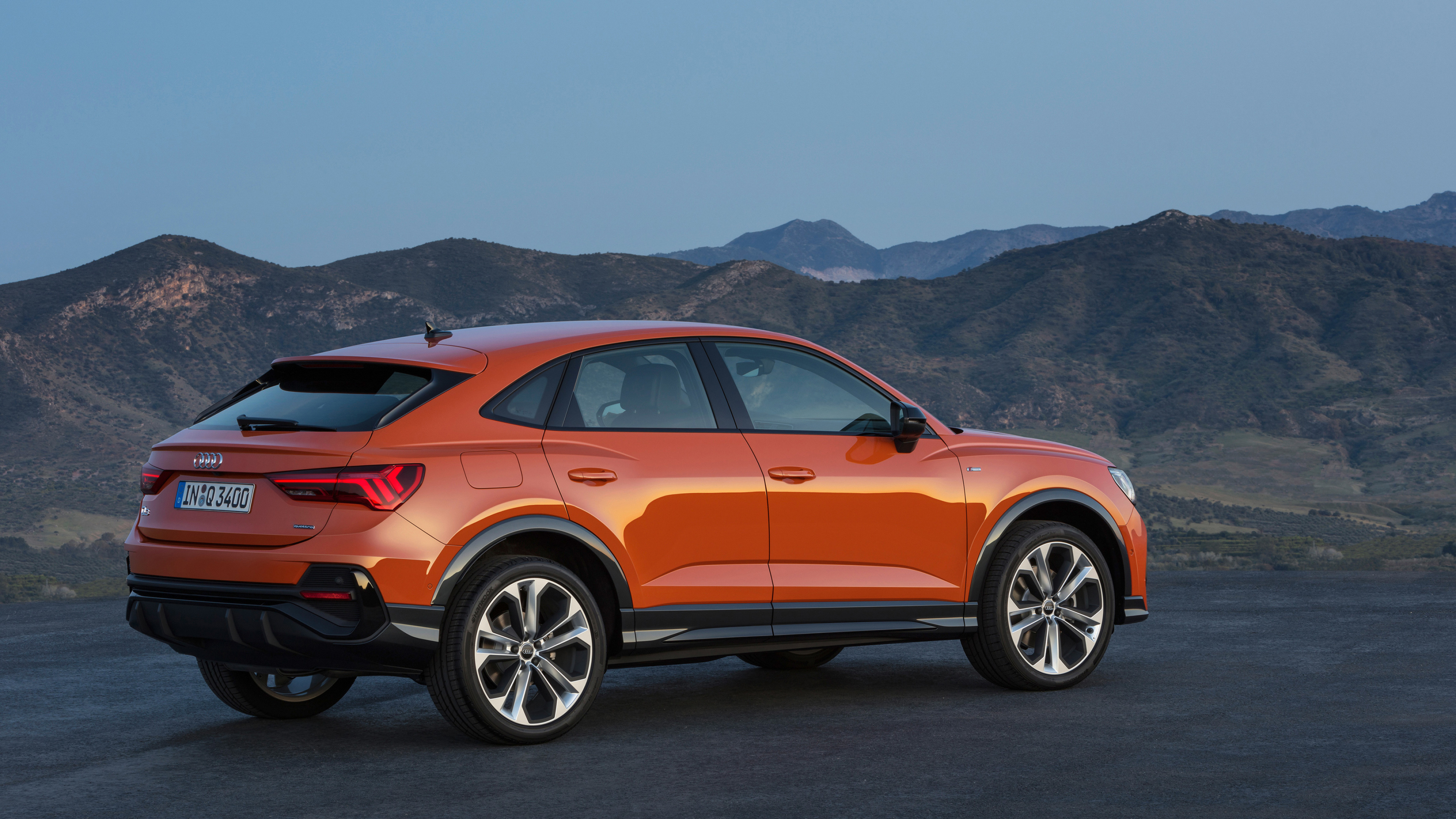 Audi Q3, Sporty elegance, Quattro all-wheel drive, Cutting-edge technology, 3840x2160 4K Desktop