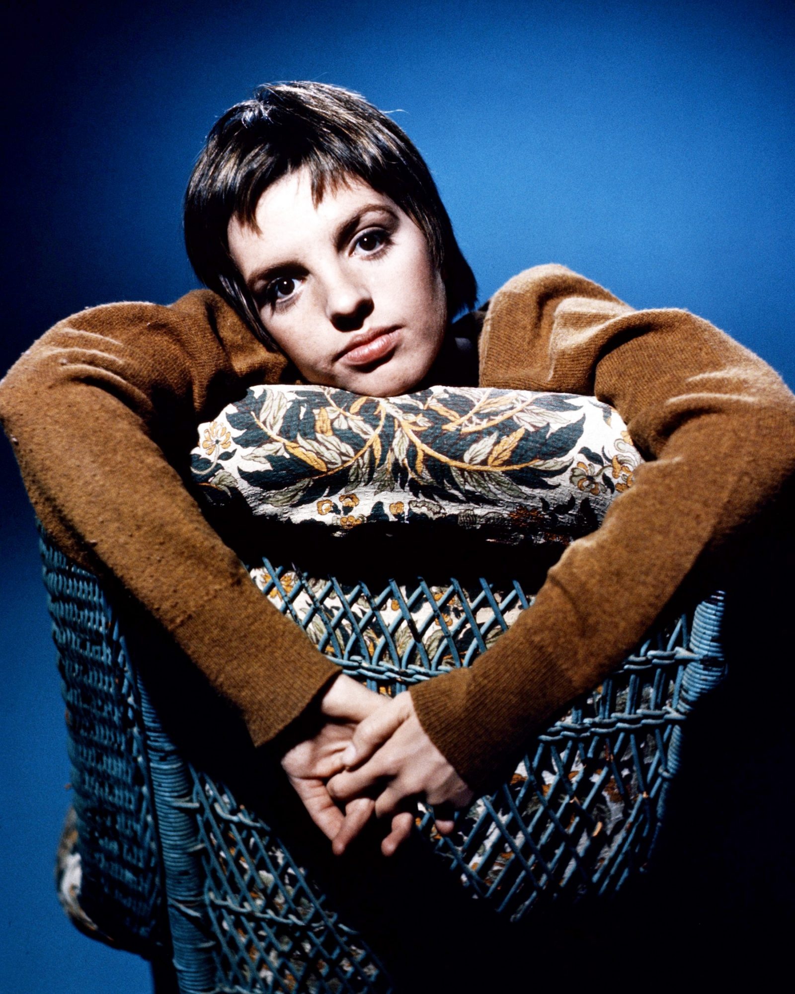 Liza Minnelli, Living legend, Multi-talented performer, Timeless beauty, 1600x2000 HD Phone