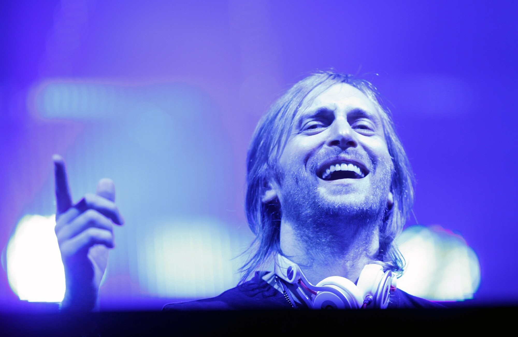David Guetta, Electropop music, Enthralling concert, HD wallpapers, 2000x1300 HD Desktop