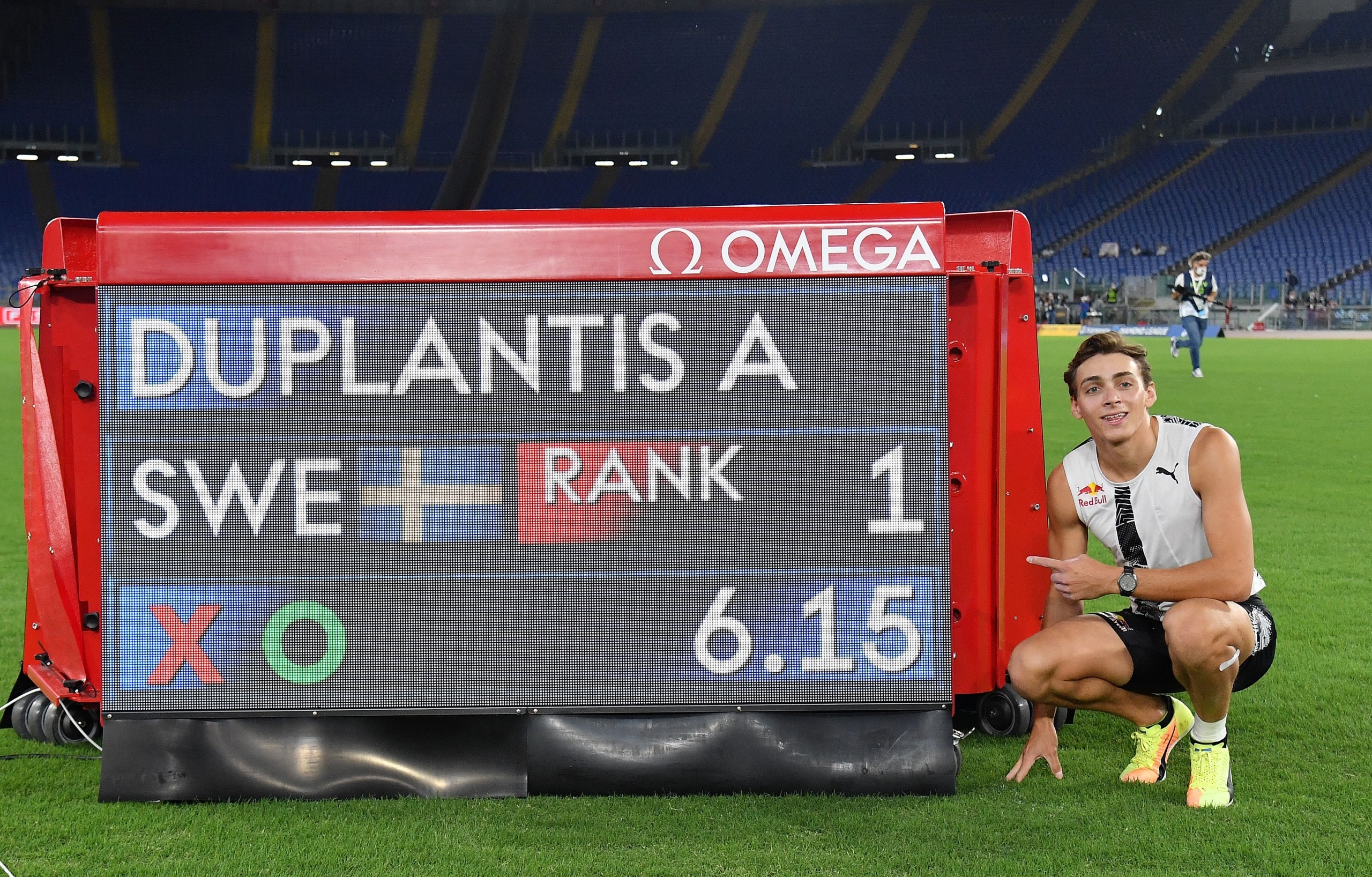 Armand Duplantis, Omega ambassador, Pole vault world record, Wearing an Omega, 2560x1640 HD Desktop