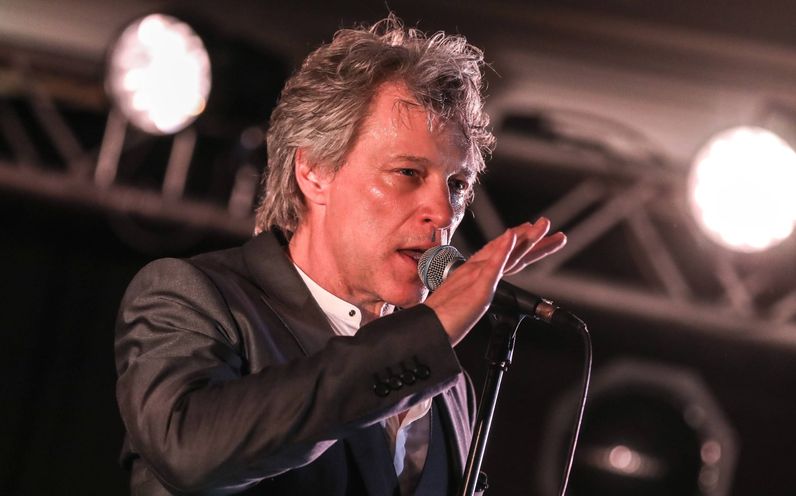 Jon Bon Jovi, Mass sing-along, Livin' on a Prayer tribute, Chicago concert moment, 2560x1600 HD Desktop