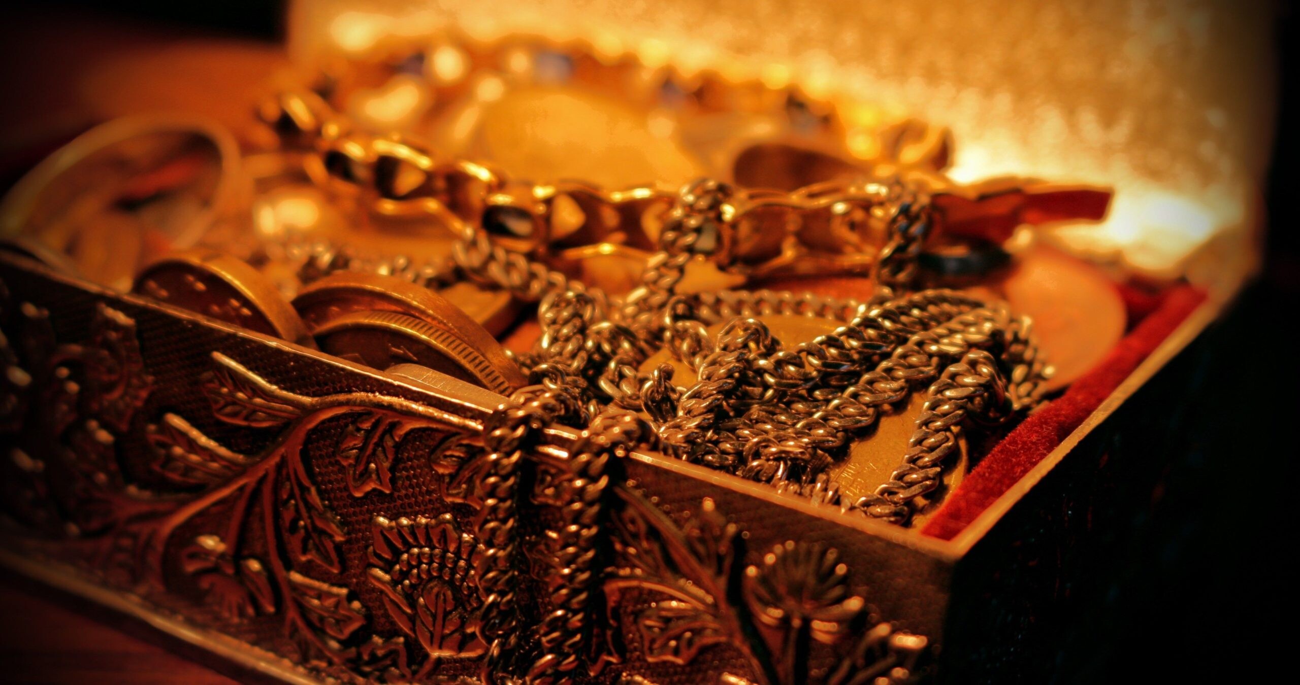 Jewelry box, Gold Wallpaper, 2560x1350 HD Desktop