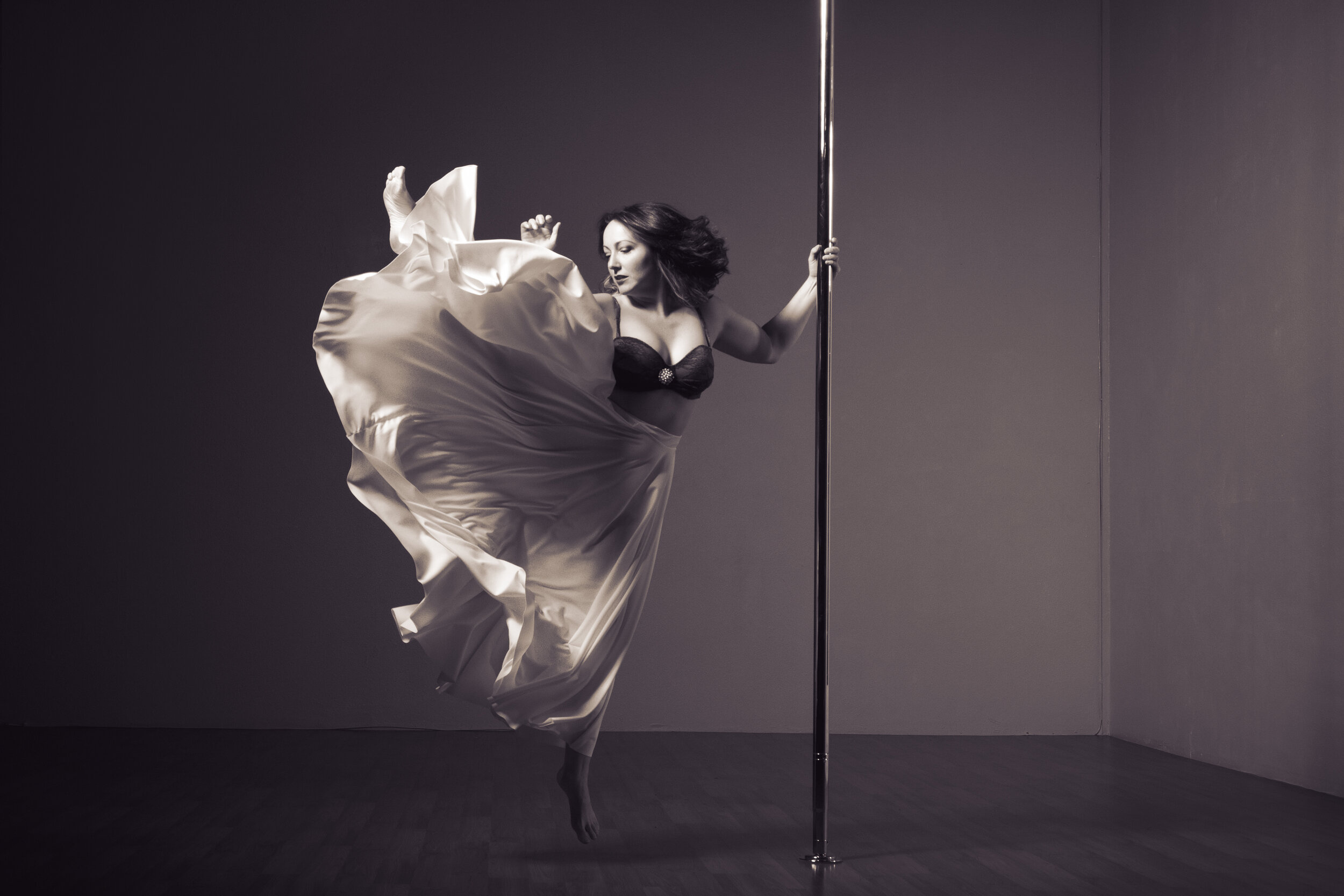 Alloy images, Pole sports, Pole fitness, Pole dance, 2500x1670 HD Desktop