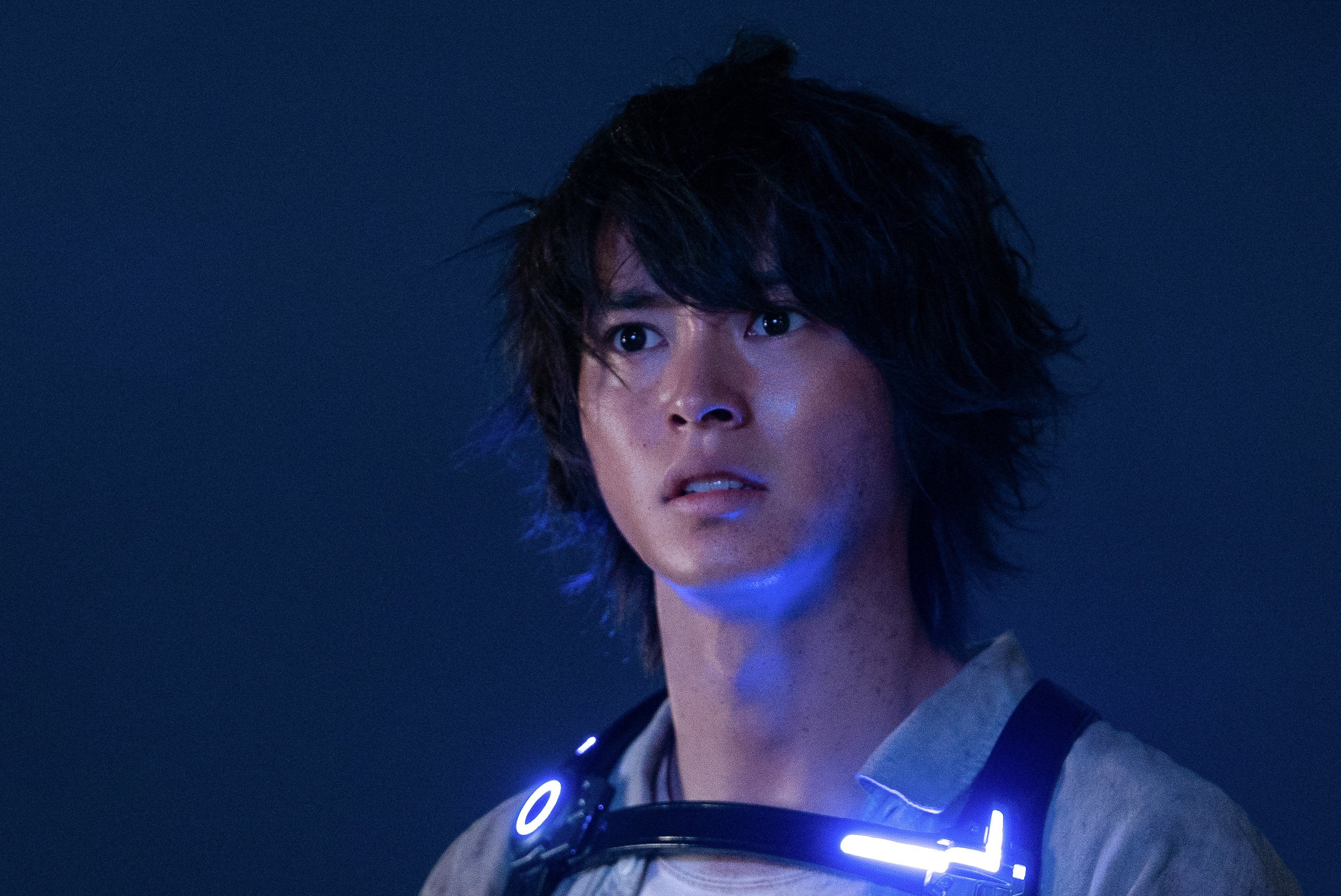 Kento Yamazaki as Ryōhei Arisu, Alice in Borderland, Illuminated game collar, HD Desktop wallpaper
