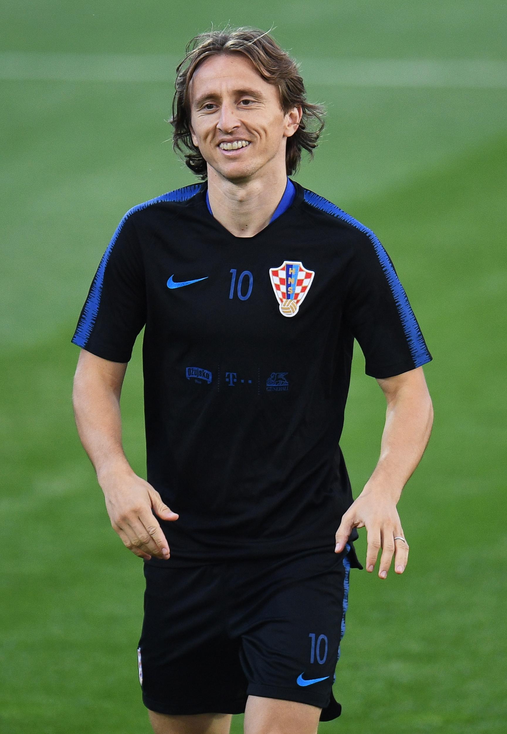 Luka Modric, Croatia national football team kit, Green football pitch, HD Phone wallpaper