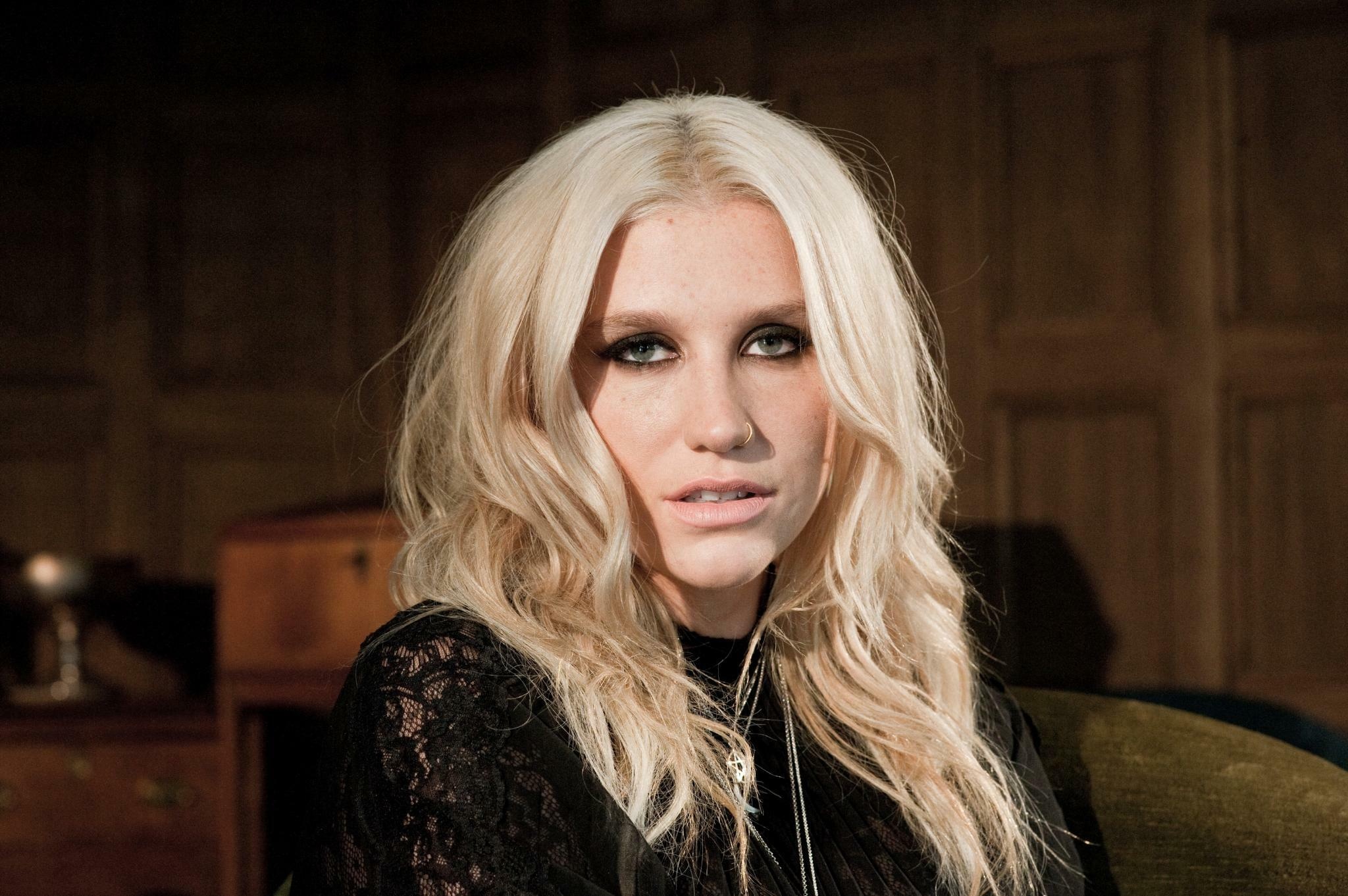 Kesha Rose Sebert: Rising star, Panorama society, A star's life, 2050x1370 HD Desktop