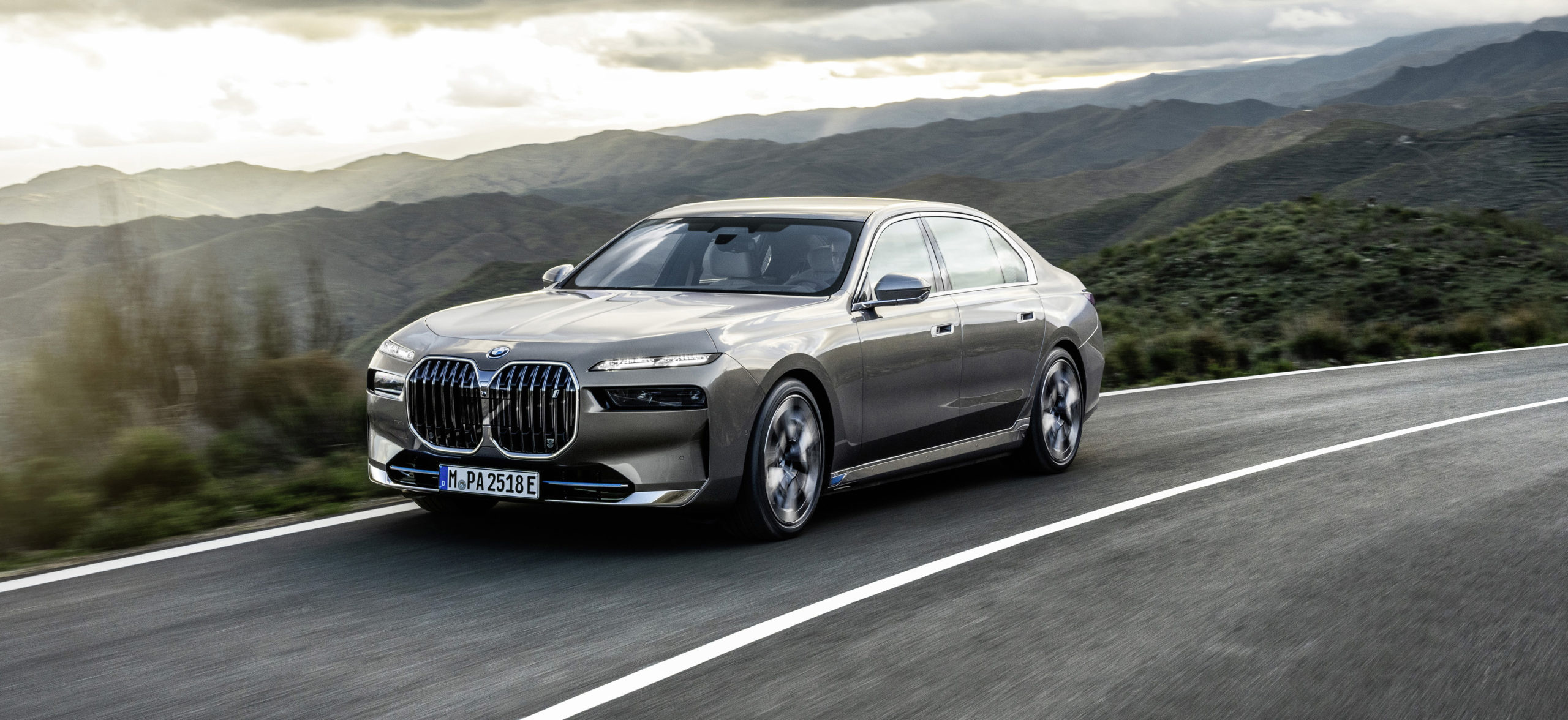 BMW i7, Unique Sound, Driving Experience, Holistic, Automotive, 2560x1180 Dual Screen Desktop
