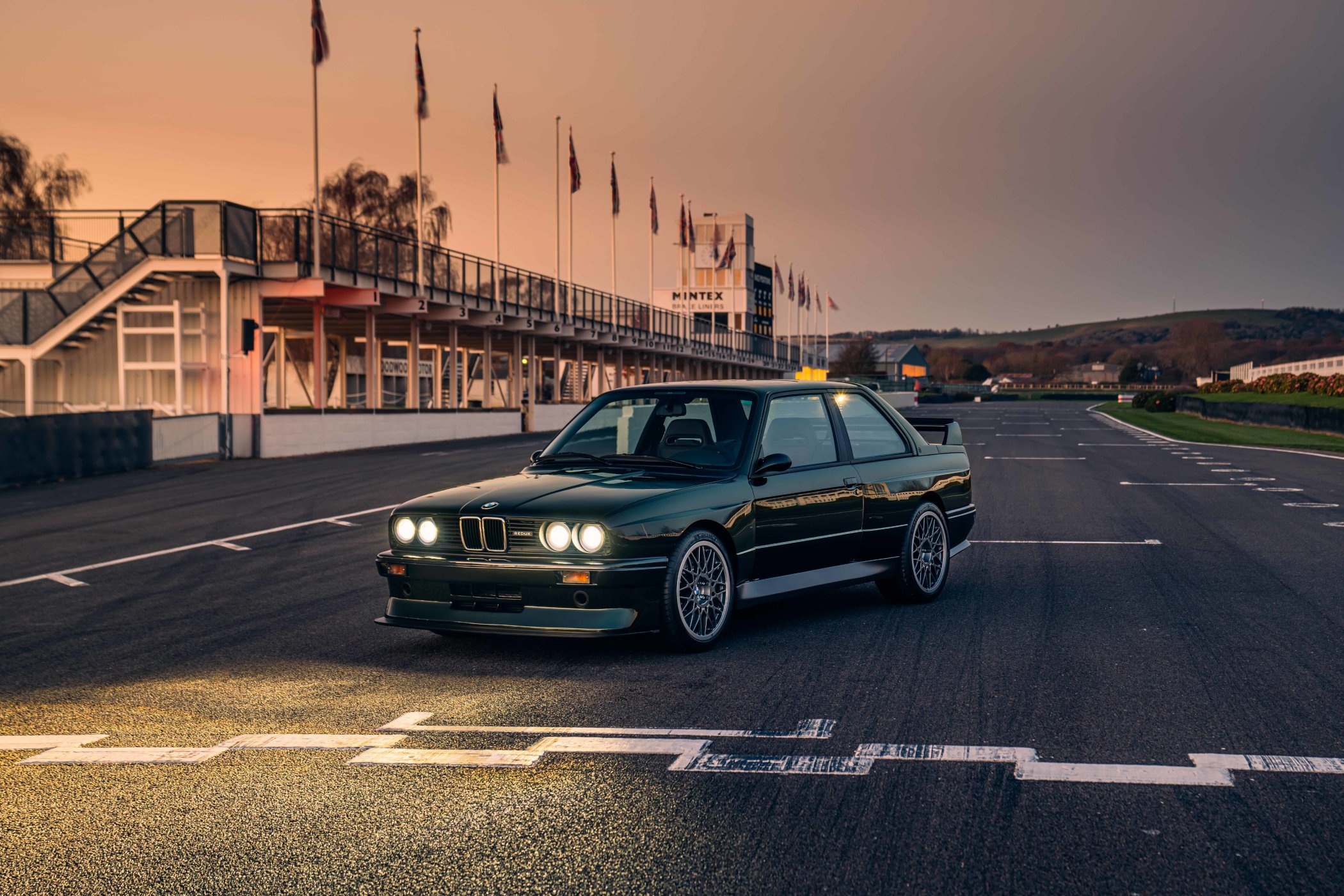 BMW E30 M3, Goodwood Motor Circuit, racetrack grid at sunset, HD Desktop wallpaper