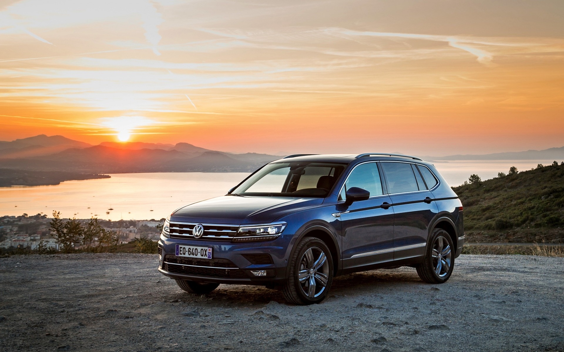 Volkswagen Tiguan allspace 2017, Stylish and spacious, Versatile and practical, Enhanced driving dynamics, 1920x1200 HD Desktop