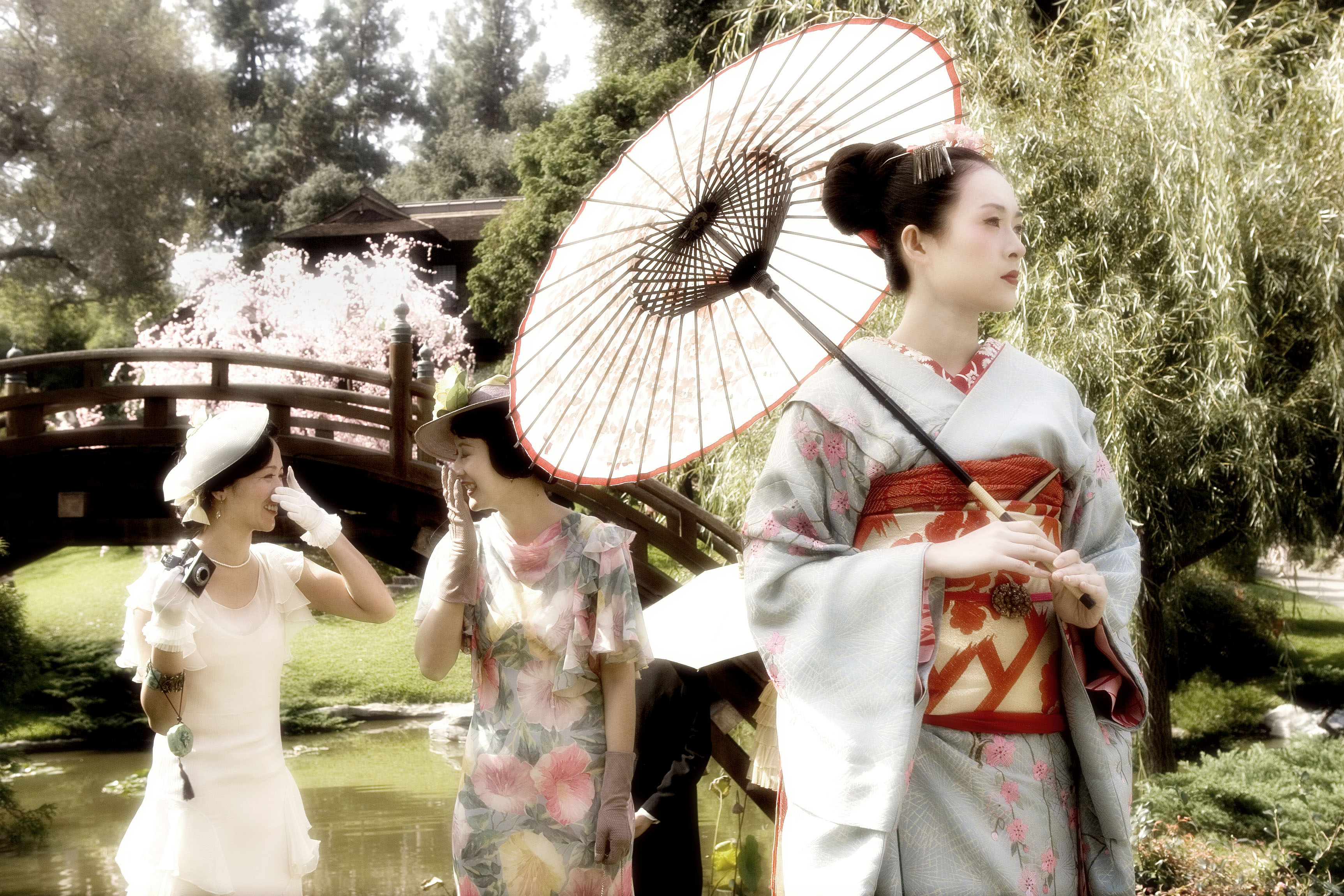 Maiko in kimono, Kyoto garden, Paper parasol, Arched bridge, HD Desktop wallpaper