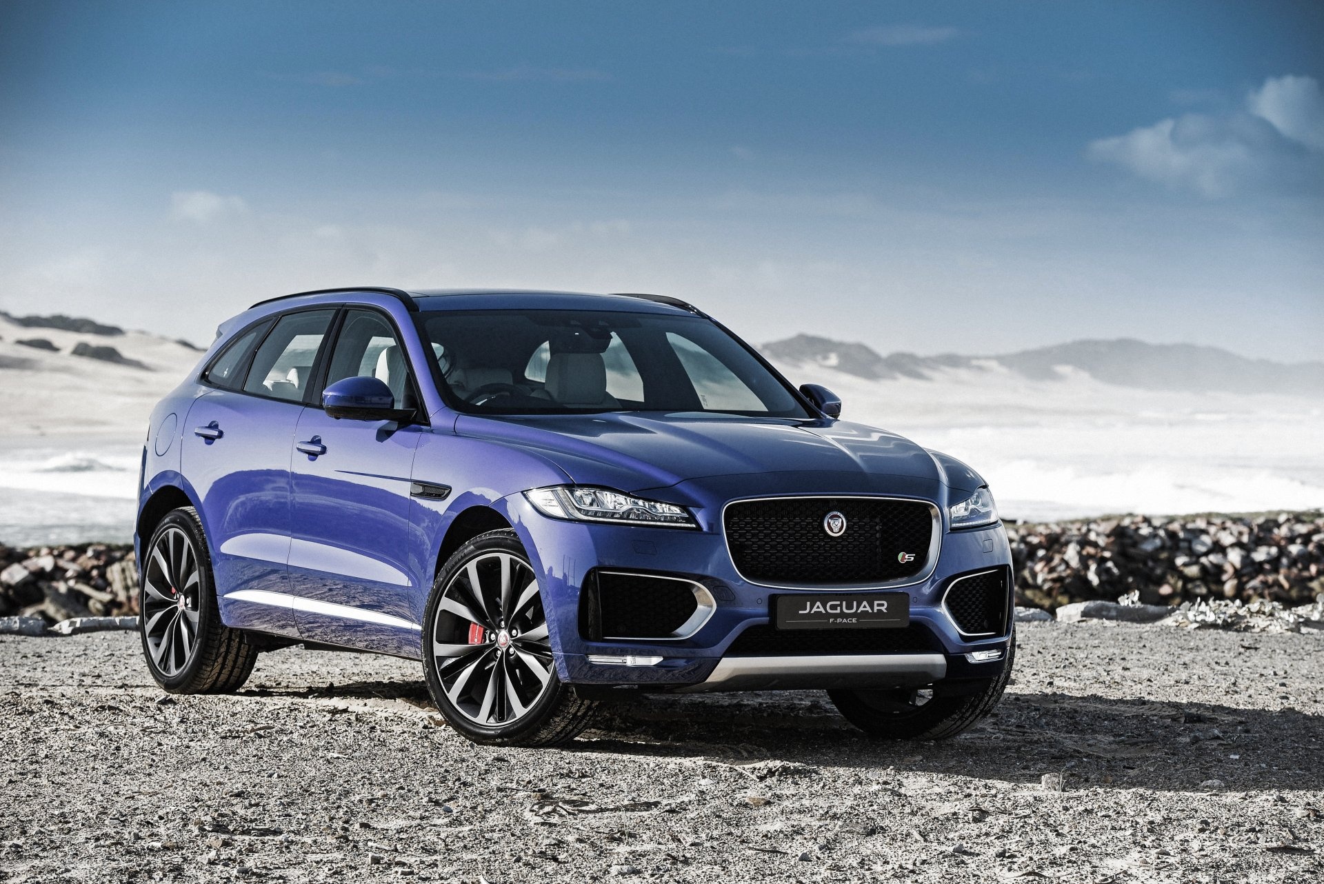 Jaguar F-PACE, Sleek and agile, Captivating presence, Luxury SUV, 1920x1290 HD Desktop