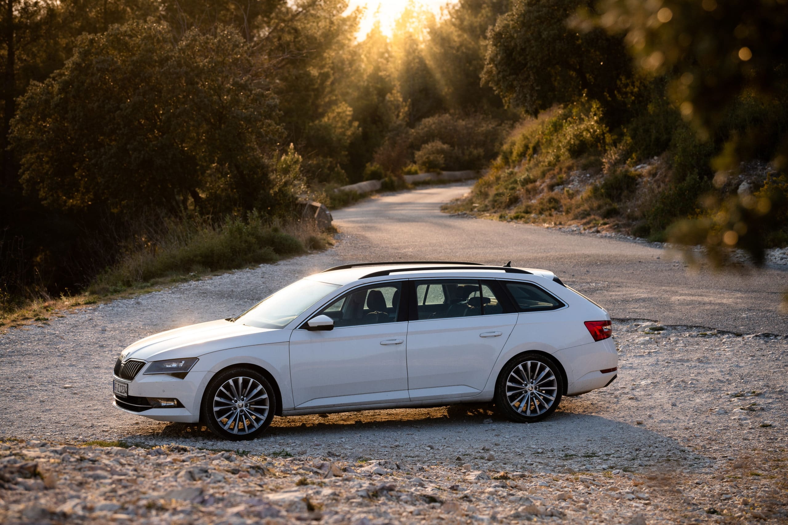 Skoda Superb Combi, Spacious and versatile, Practical family car, Modern design, 2560x1710 HD Desktop