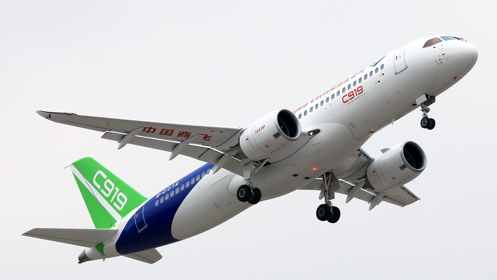 Comac C919 commercial success, Passenger plane demand, Chinese aviation triumph, Industry contracts, 2050x1160 HD Desktop