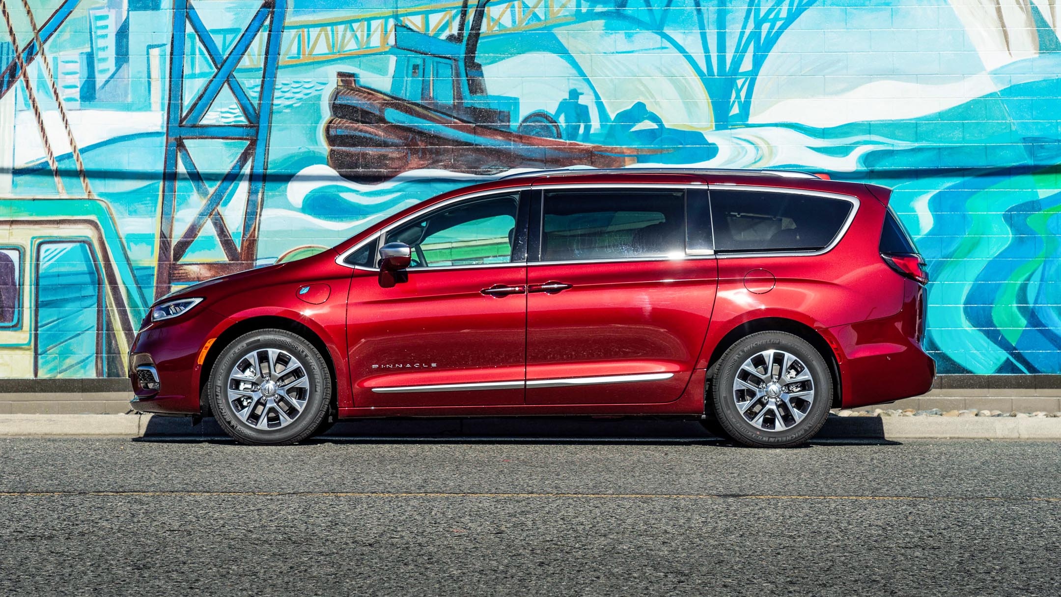 Chrysler Pacifica, 2021 hybrid model, Expert review, Cutting-edge features, 2160x1220 HD Desktop