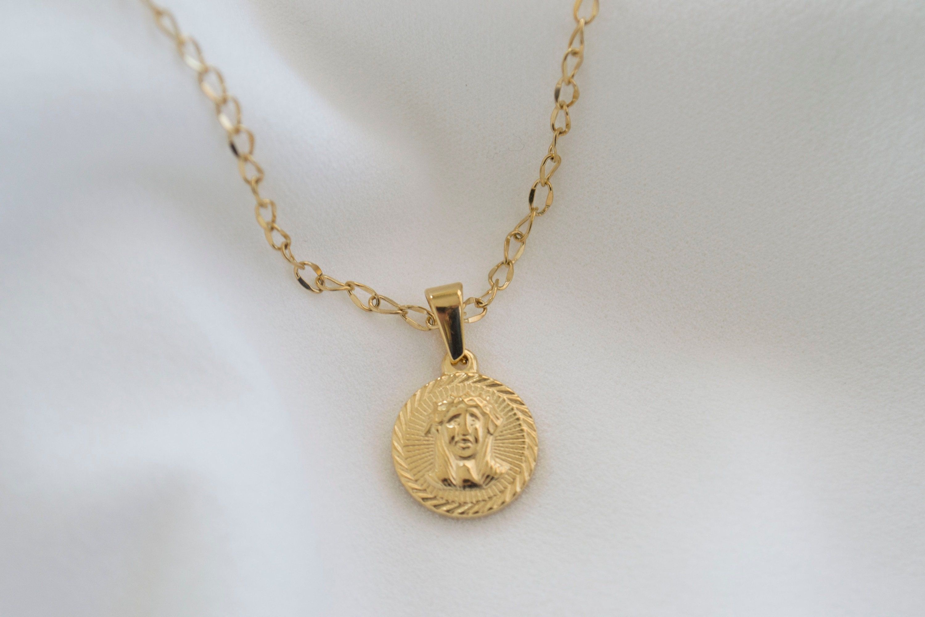 Gold coin necklace, Religious pendant, Gorgeous link chain, 3000x2000 HD Desktop