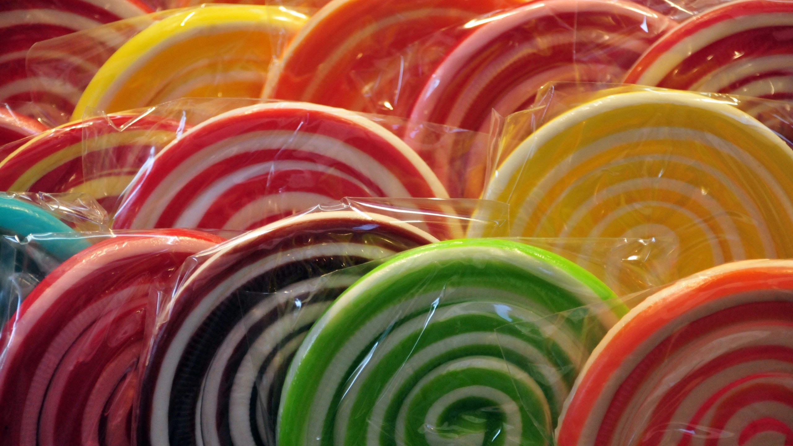 HD lollipop wallpaper, Vibrant and eye-catching, Sweet temptation, Candy lover's delight, 2560x1440 HD Desktop