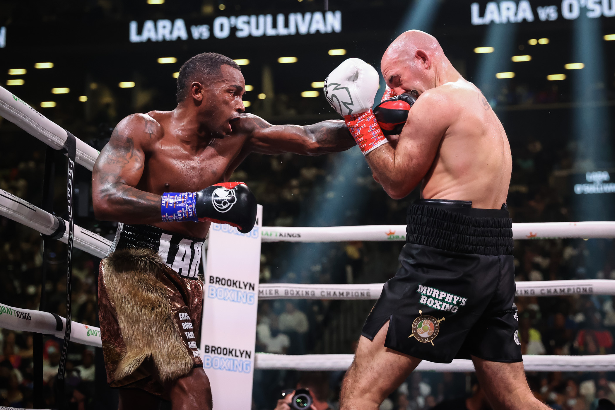 Erislandy Lara, Middleweight threat, Gary O'Sullivan win, Boxing dominance, 2100x1400 HD Desktop