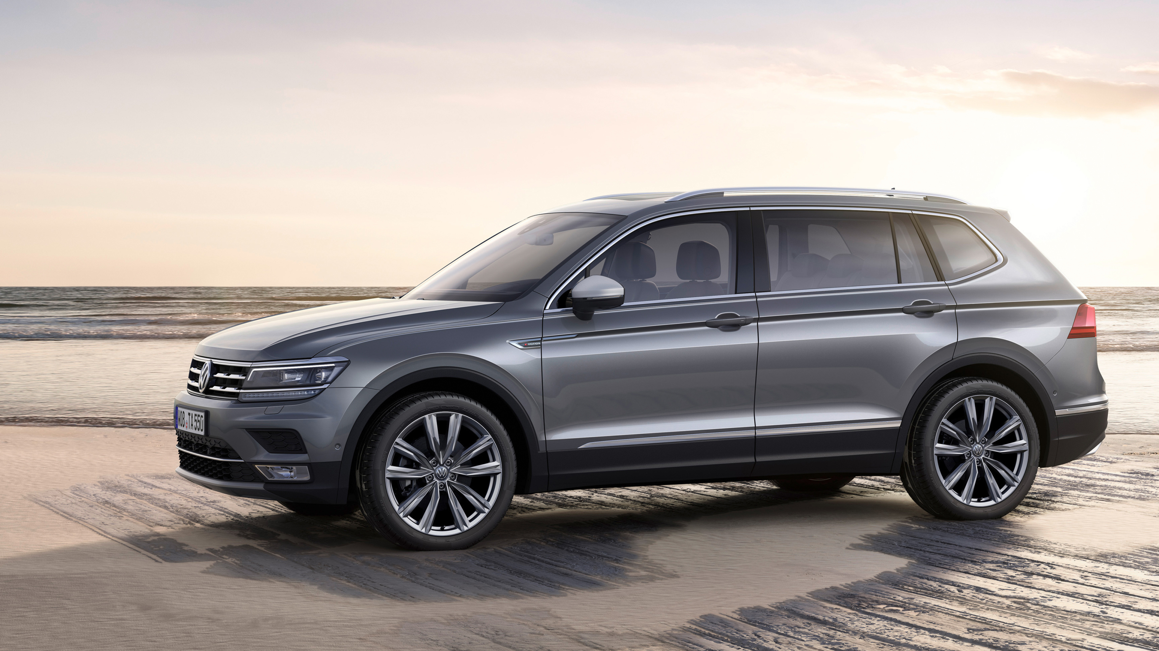 Volkswagen Tiguan, Versatile SUV, Spacious interior, Advanced safety features, 3840x2160 4K Desktop