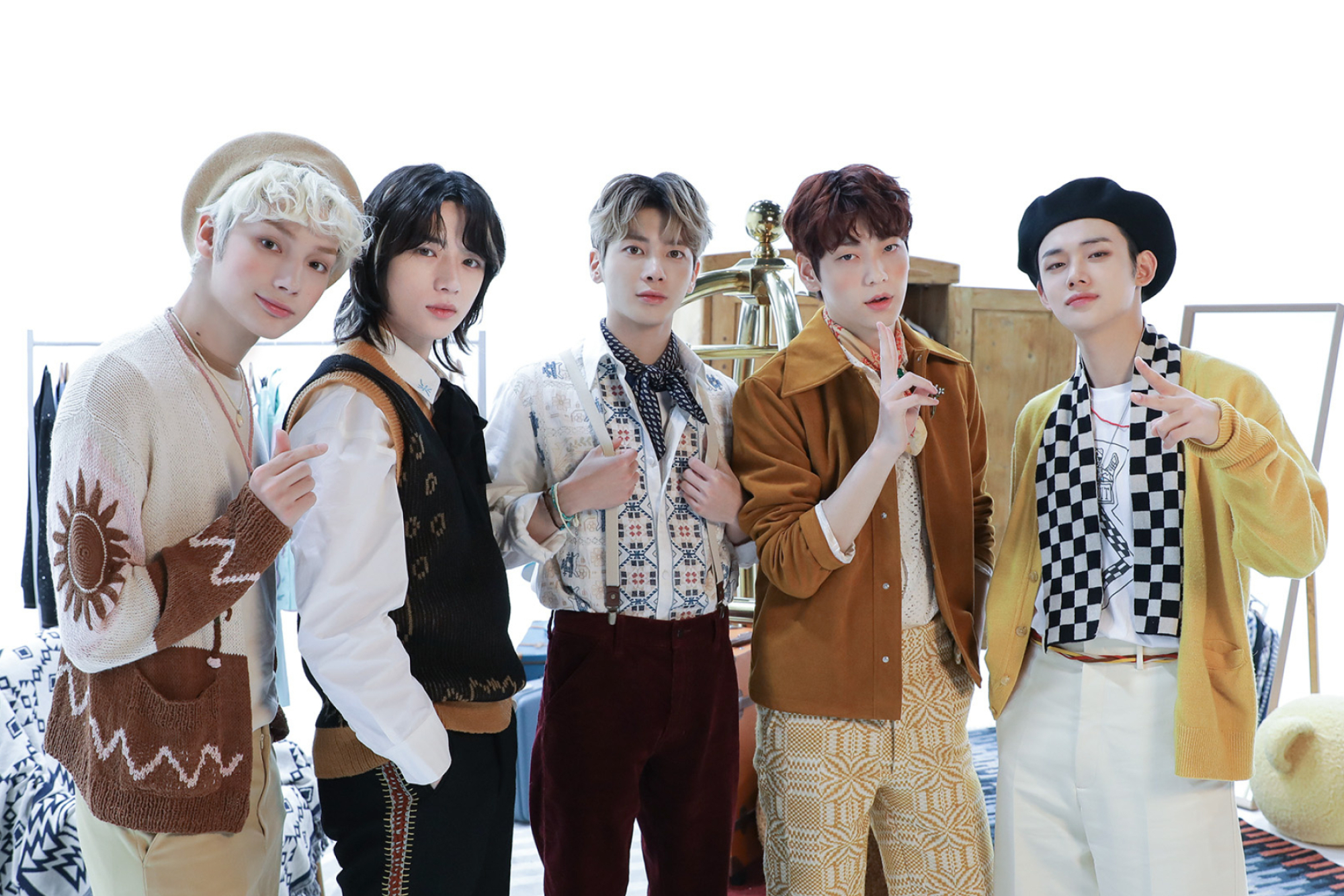Tomorrow X Together, Huening Kai, Beomgyu and Taehyun, Soobin and Yeonjun, Hotel luggage trolley, HD Desktop wallpaper