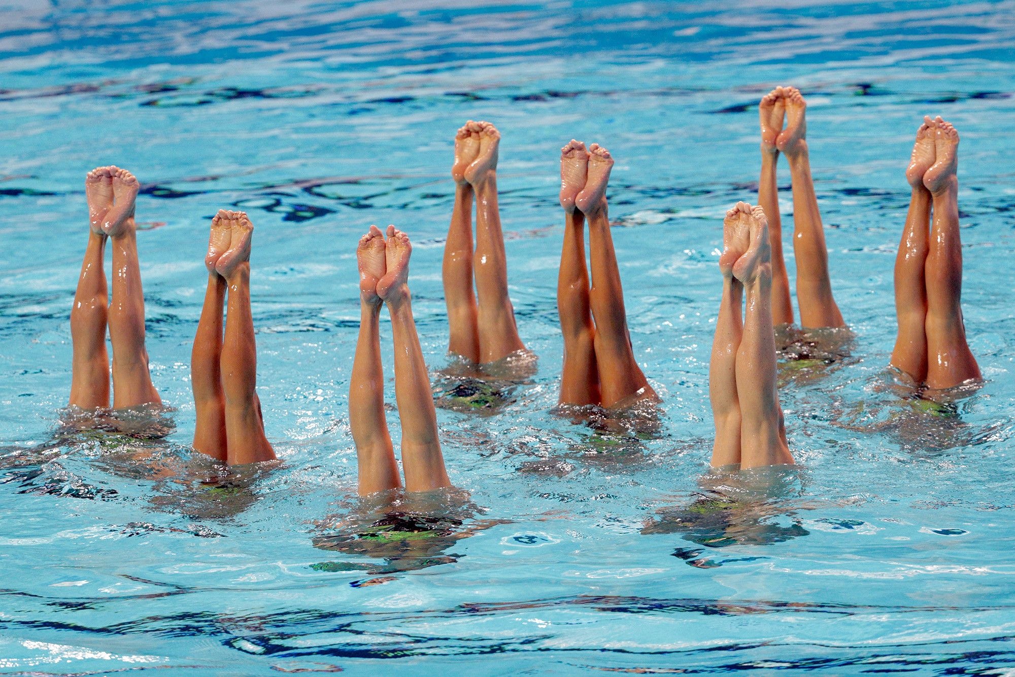 Mind-blowing photos, Duiken kijken exhibition, Captivating underwater ballet, Synchronized swimming artistry, 2000x1340 HD Desktop