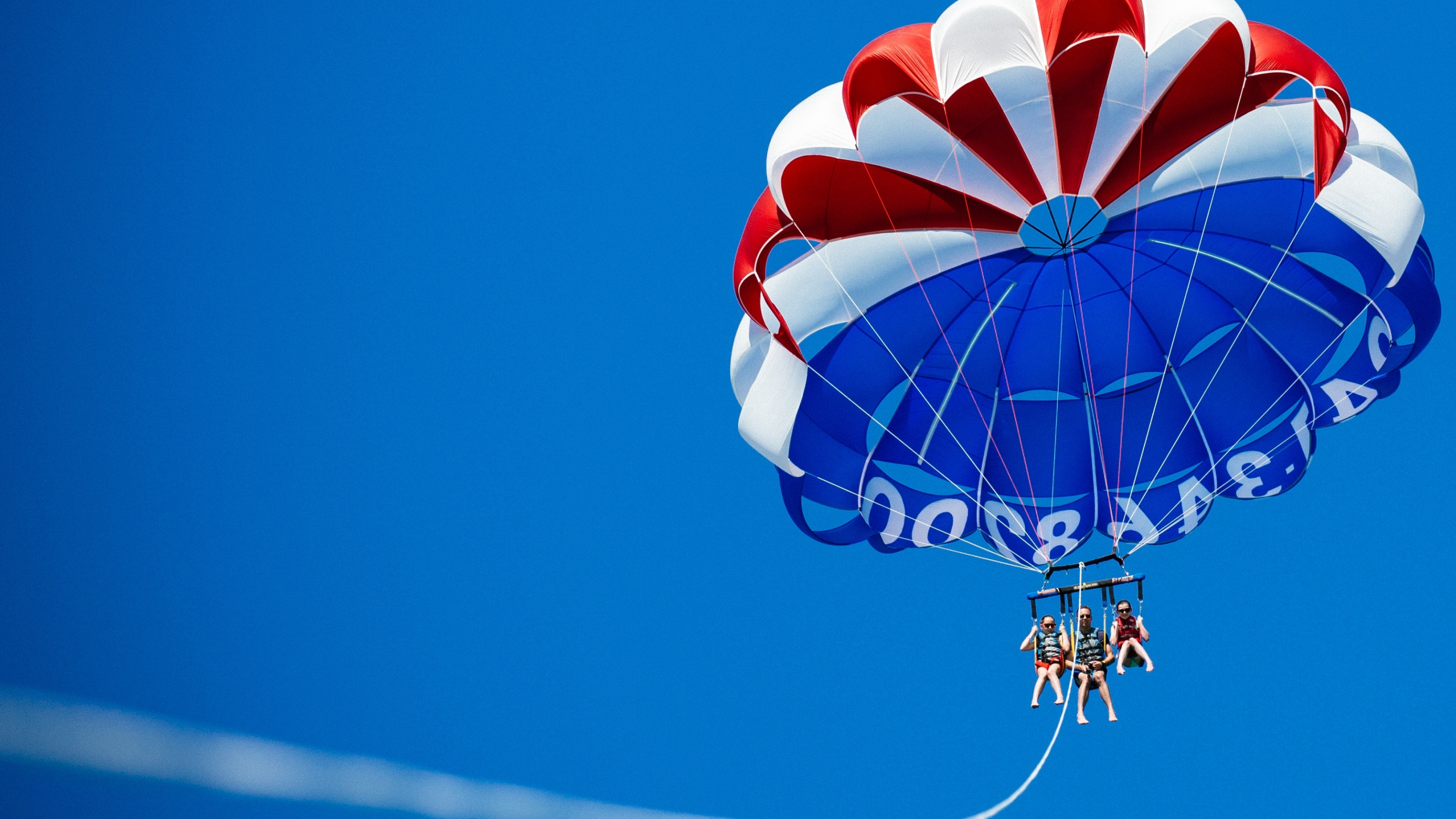 Parasailing ultra HD, Widescreen adventure, Thrilling activity, Smartphone fun, 3560x2000 HD Desktop