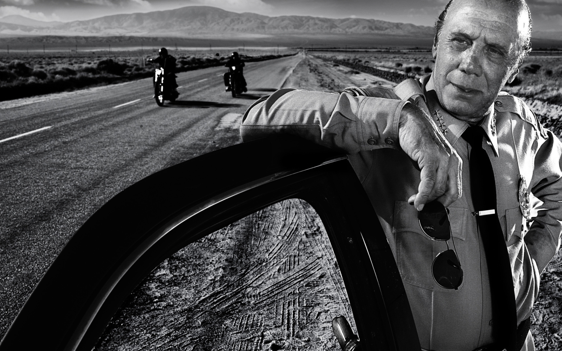 Dayton Callie as Wayne Unser, SAMCRO motorcycle riders, Desert highway police patrol, HD Desktop wallpaper
