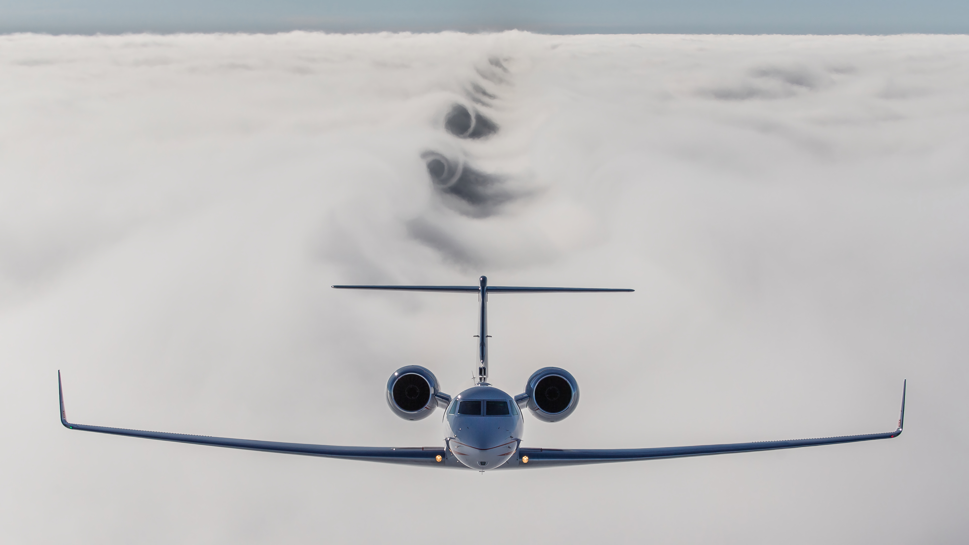 Pilatus PC-24 business jet, Wingtip wake vortices, Overcast cloud deck, 4K Desktop wallpaper
