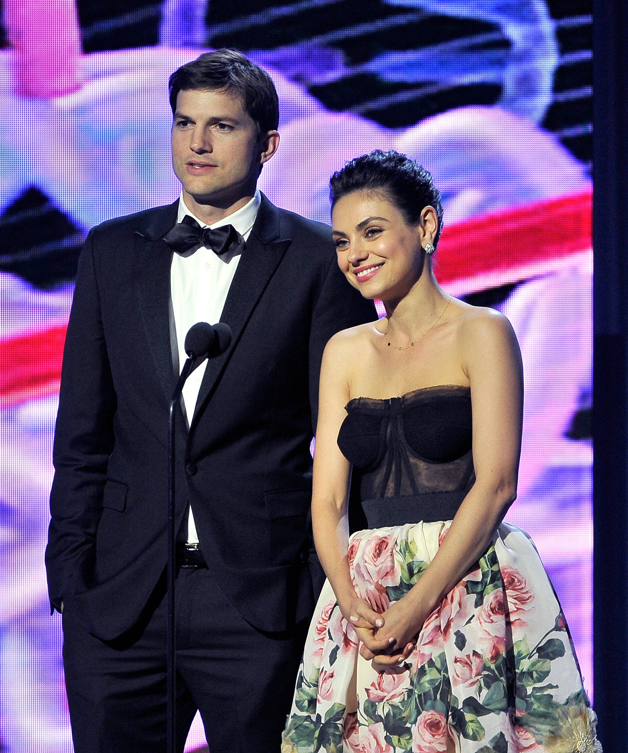 Ashton Kutcher, Mila Kunis couple, Jimmy Fallon laughter, Celebrity fun, 2000x2400 HD Phone