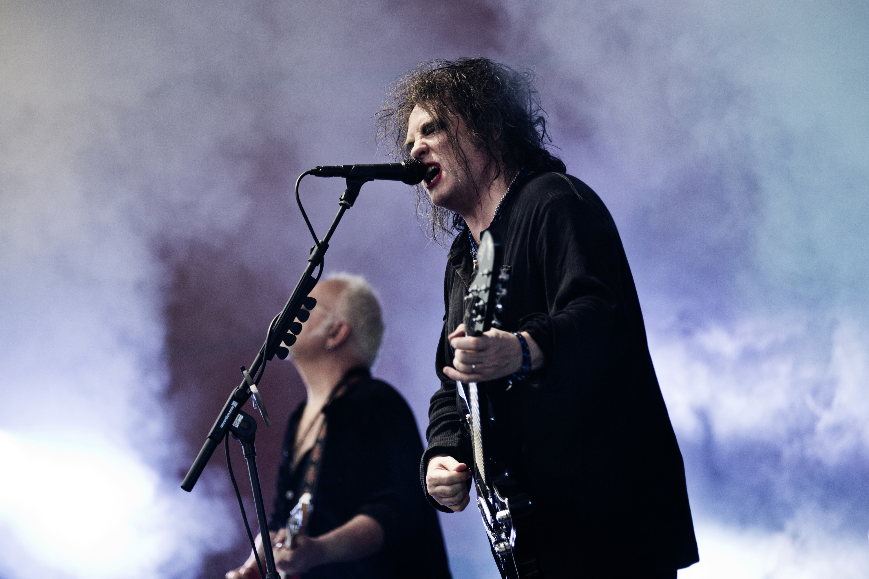 Robert Smith, Iconic musician, Ever-evolving sound, Unapologetic style, 3000x2000 HD Desktop