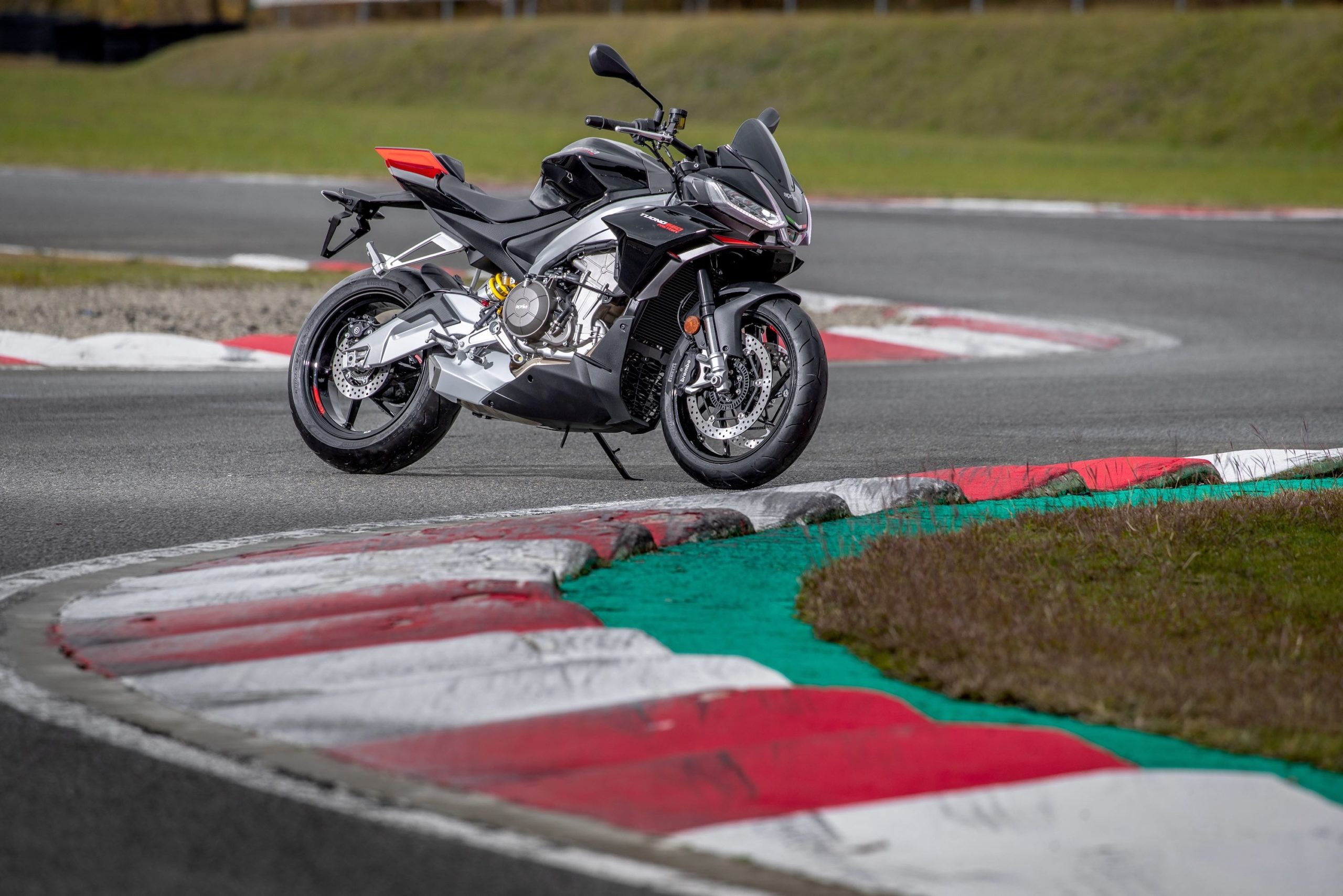 Aprilia Tuono 660, Factory first look, Review rider magazine, 2560x1710 HD Desktop