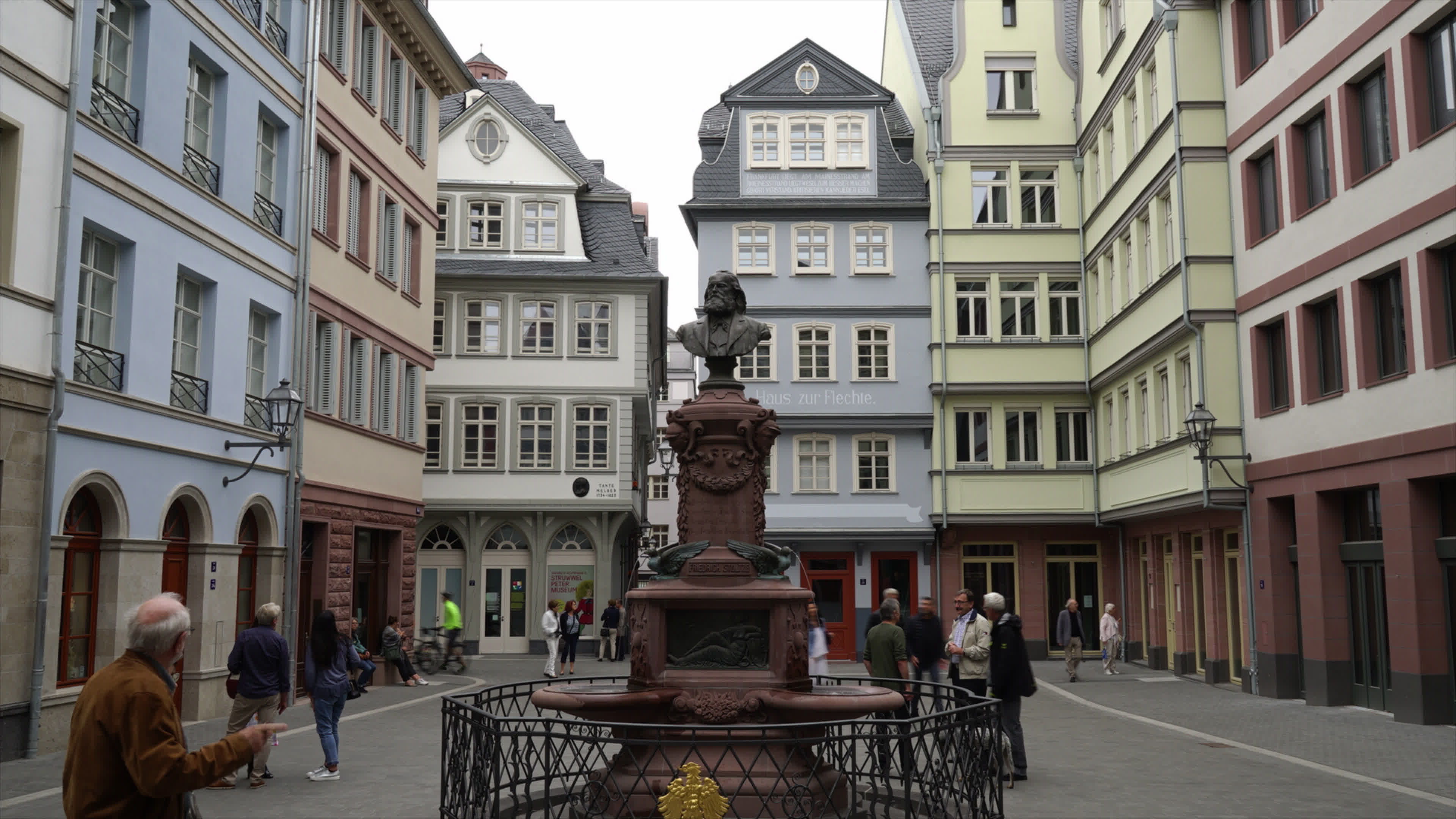 Frankfurt town, Timelapse video, Romerberg square, Vibrant ambiance, 3840x2160 4K Desktop