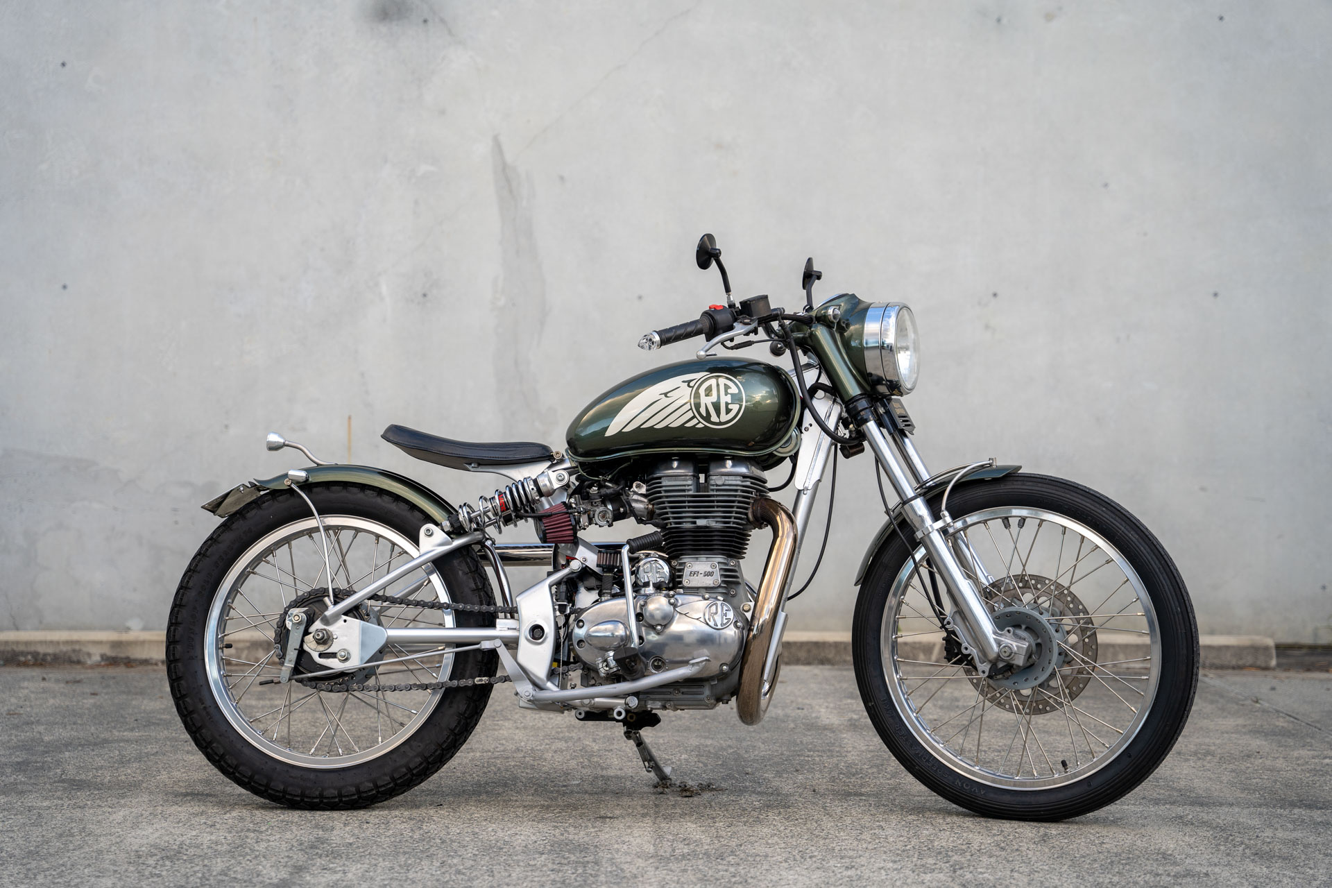 custom Royal Enfield bobber, EFI-500 single-cylinder engine, olive green fuel tank, HD Desktop wallpaper