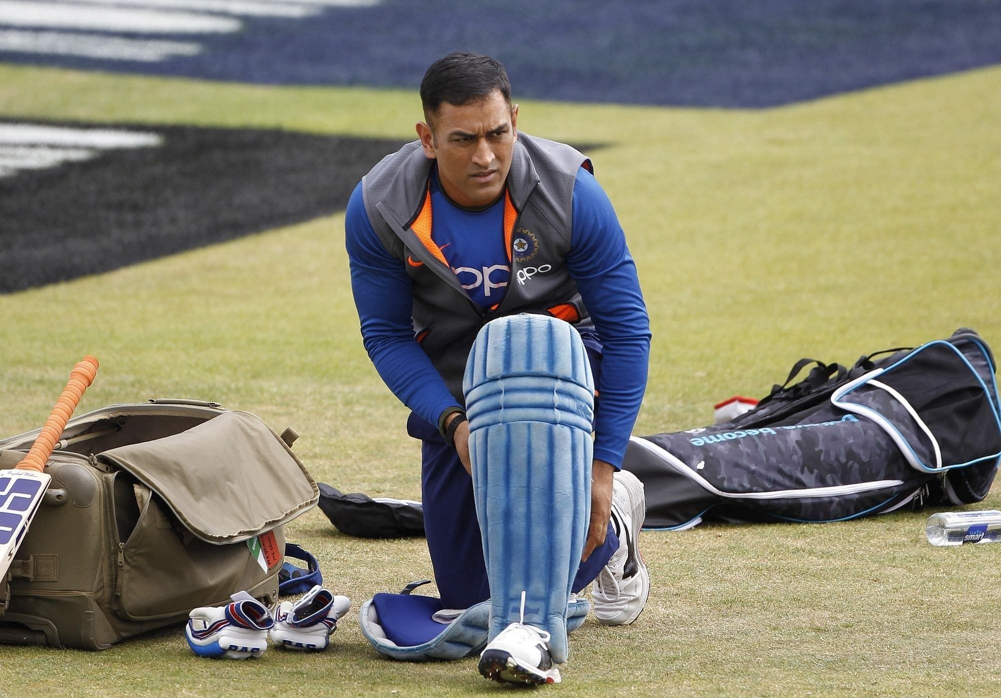 Mahendra Singh Dhoni, light blue batting pads, cricket kit bag, HD Desktop wallpaper