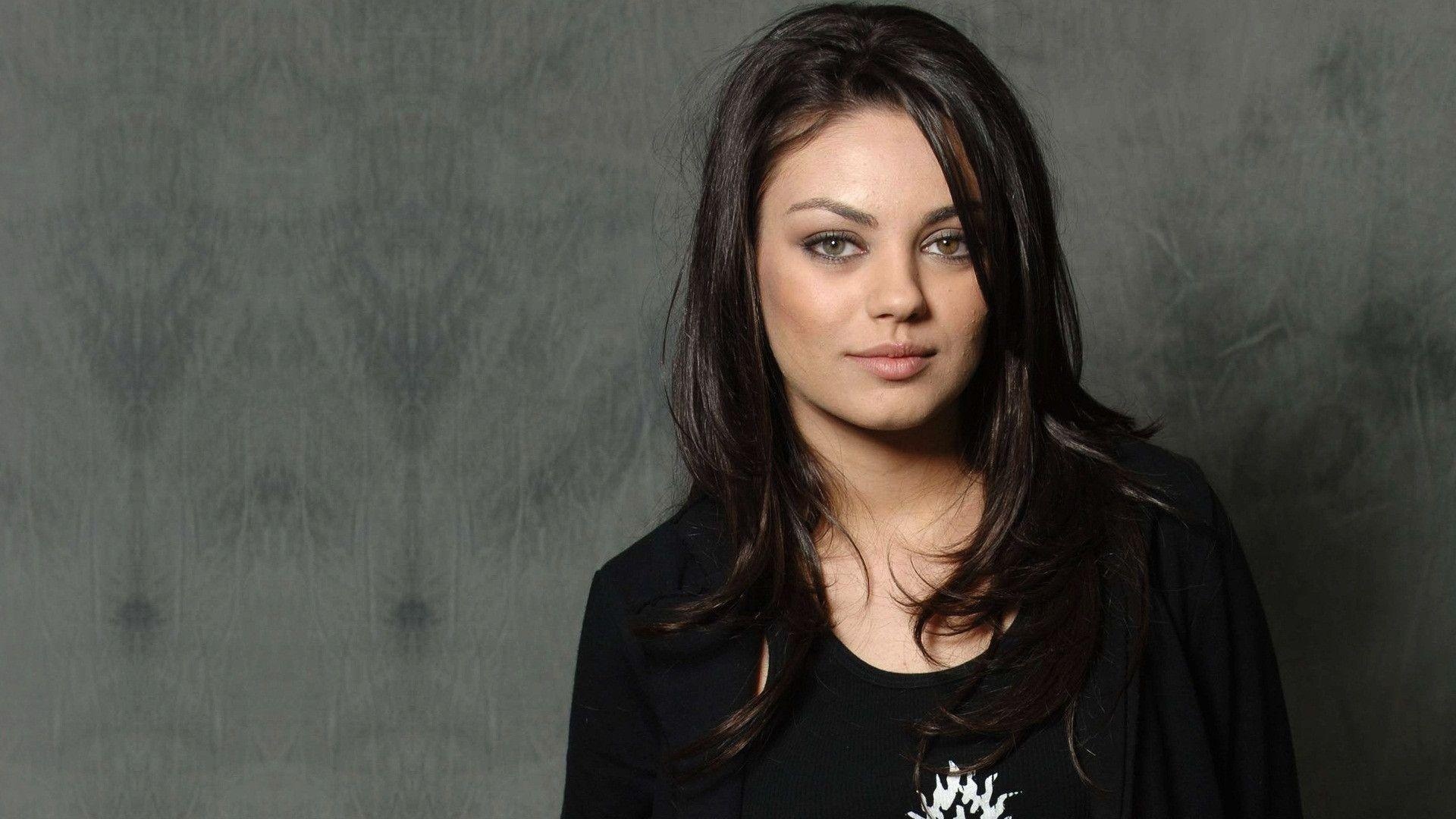 Mila Kunis, Ashton Kutcher, Humanitarian donation, Celeb couple, 1920x1080 Full HD Desktop