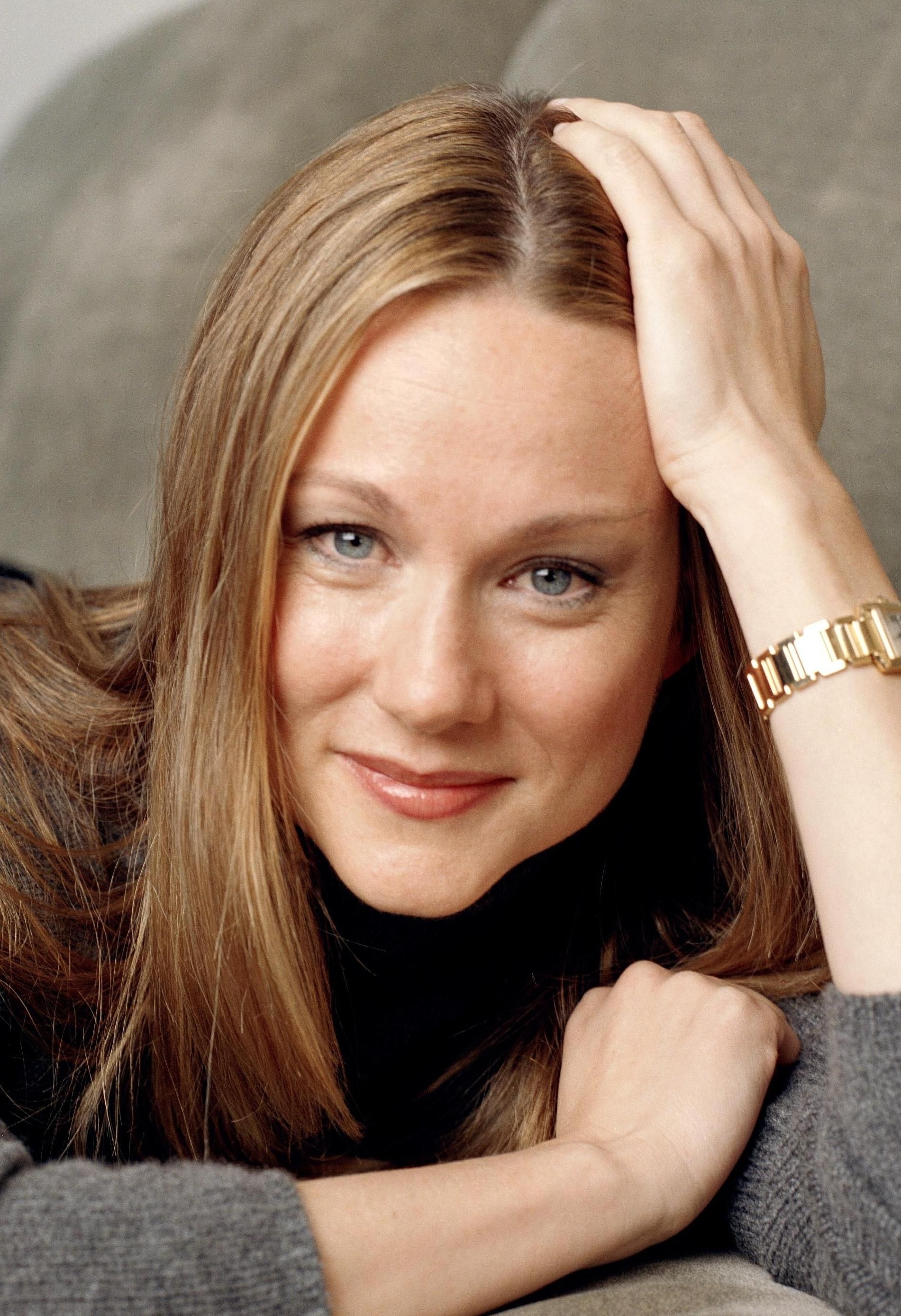 Laura Linney, Hollywood star, Actress portrait, Brett Golightly, 1910x2780 HD Phone