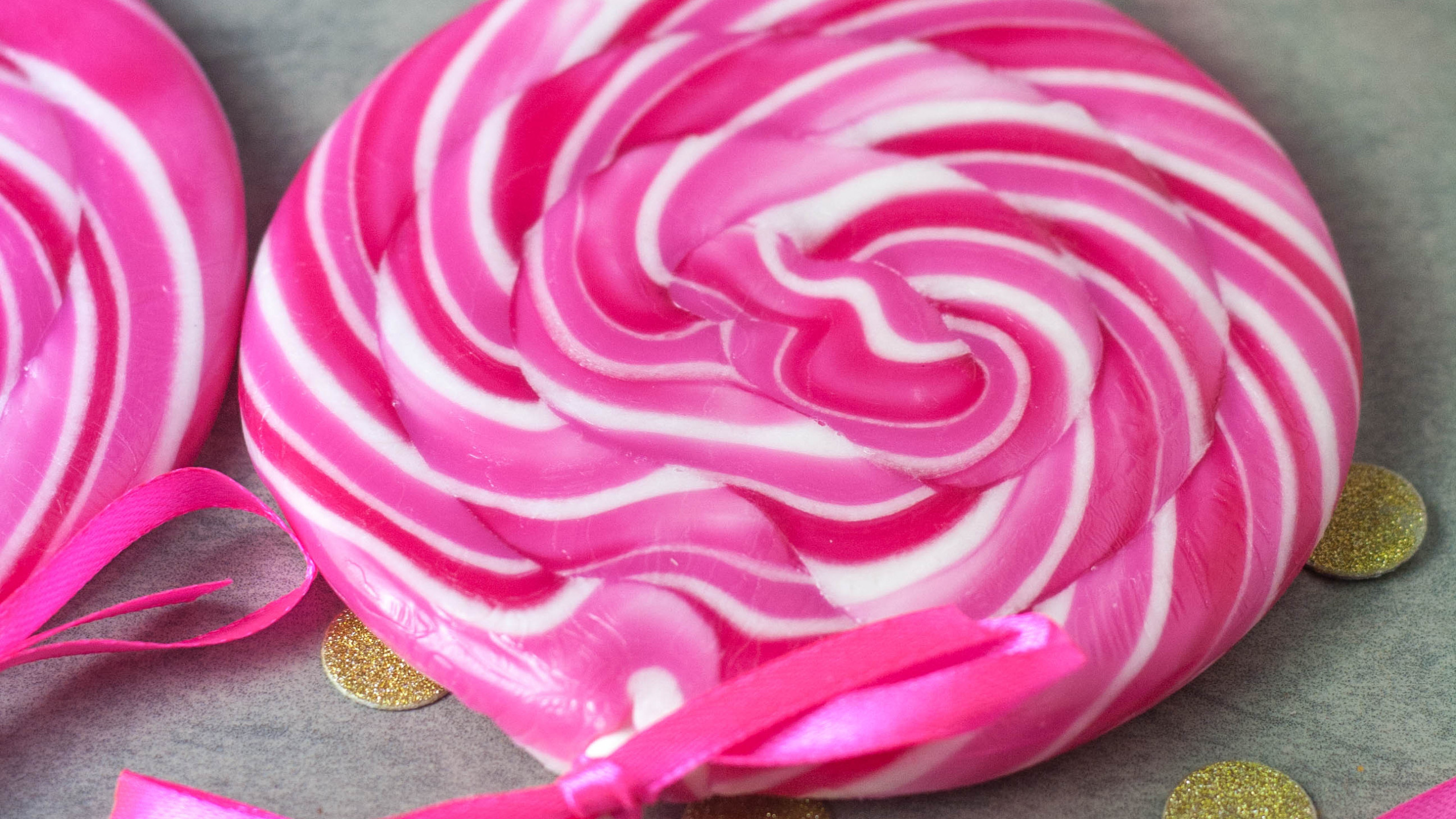 High definition lollipop, Vibrant and eye-catching, Sweet temptation, Candy lover's delight, 2560x1440 HD Desktop