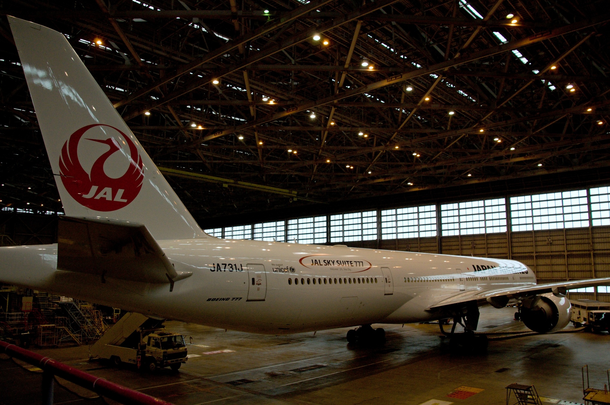 Japan Airlines, JAL Boeing 777, Aviation photography, 2050x1360 HD Desktop