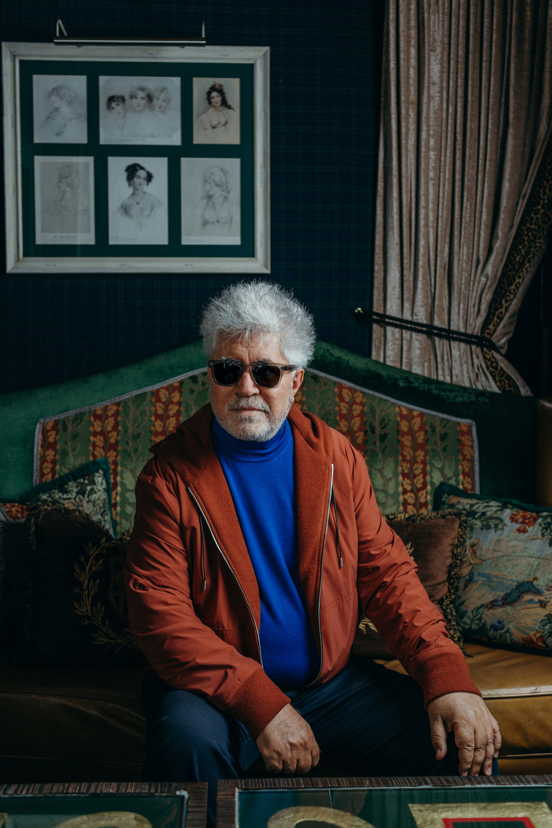 Pedro Almodovar, Frightened friends, 1800x2700 HD Phone