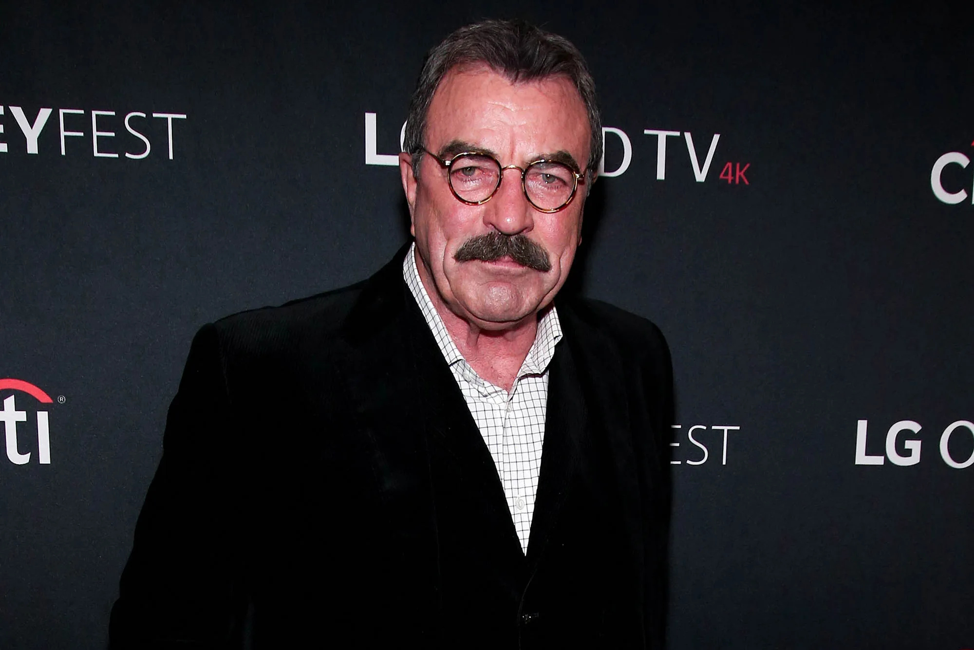 Tom Selleck, Generous tipper, NYC restaurant, Philanthropic gesture, 2000x1340 HD Desktop