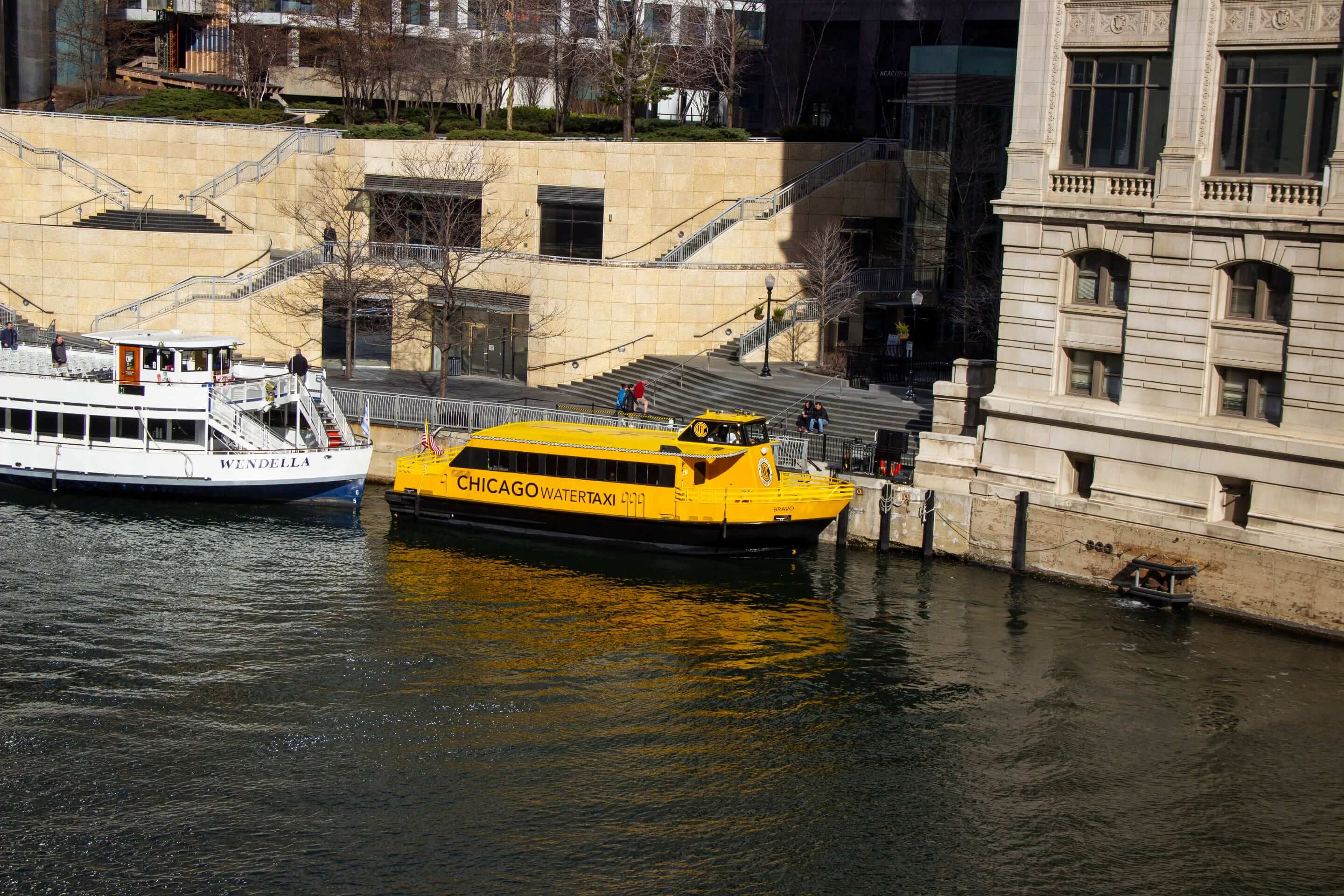 Water taxis, Michigan Avenue, Chicago, 2880x1920 HD Desktop