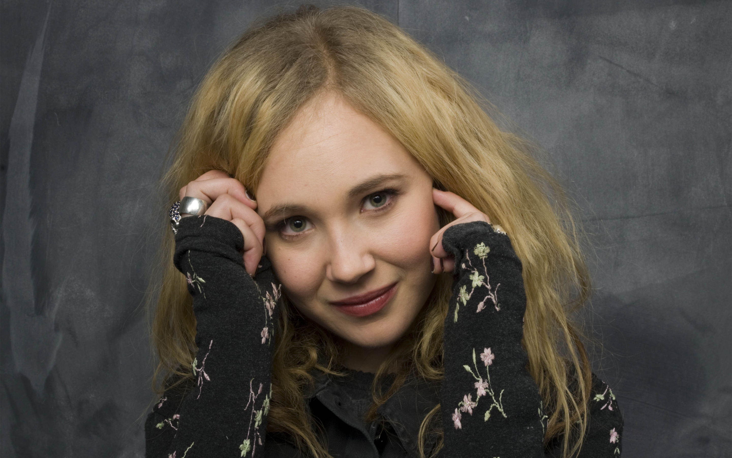 Fender Music Lodge, Juno Temple Wallpaper, 2880x1800 HD Desktop