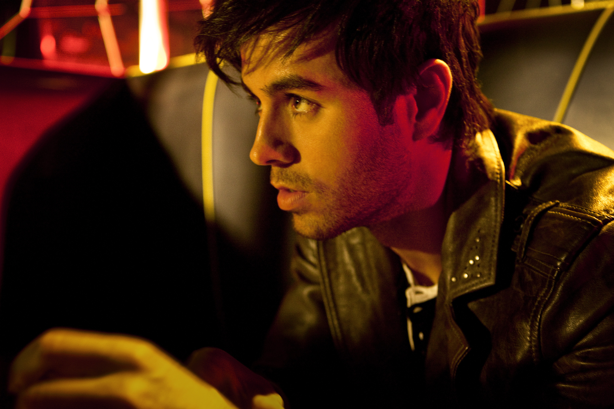 Enrique Iglesias, HD wallpapers, Music artist, 2000x1340 HD Desktop